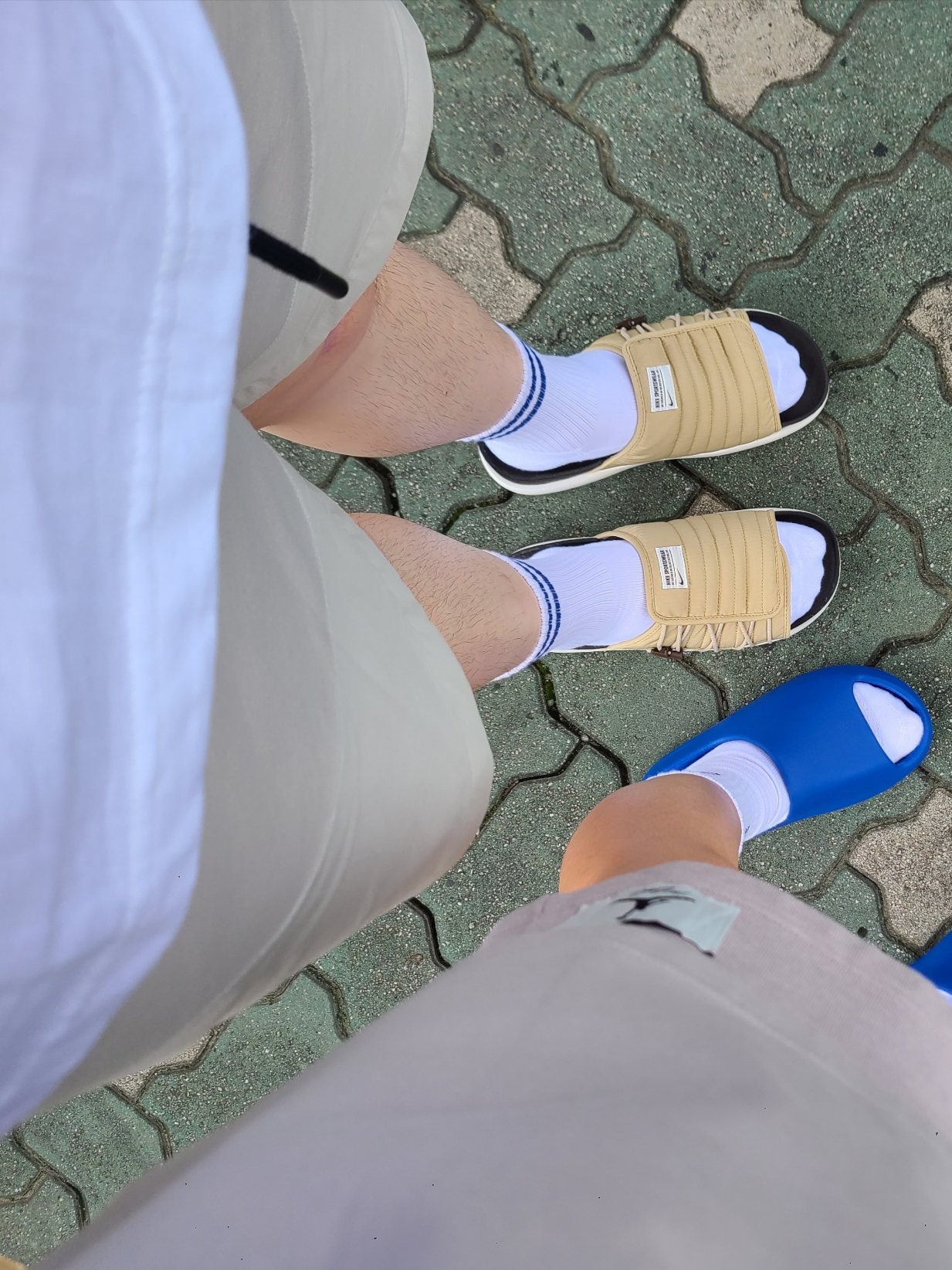 Nike Asuna Slide Desert Sand, Adidas Yeezy Slide Azure 착용 스타일