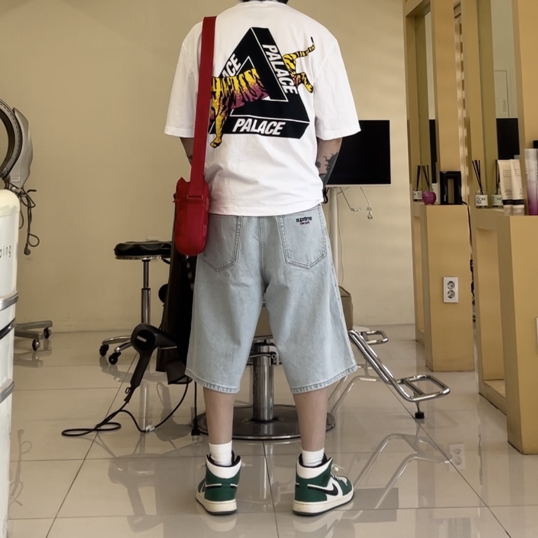 Jordan 1 Mid Pine Green, Supreme Woven Shoulder Bag Red - 23SS 착용 스타일