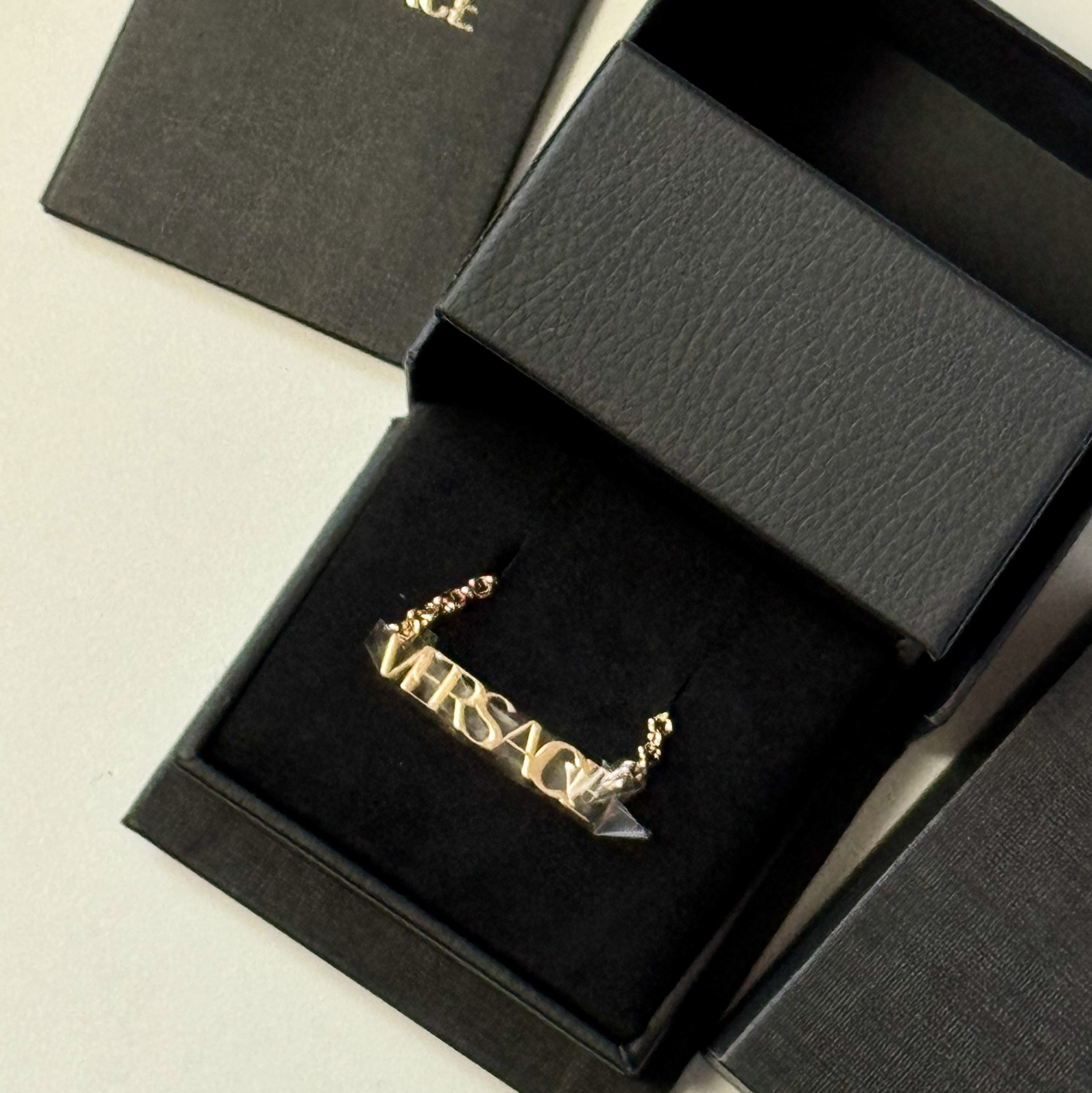 Versace Logo Necklace Gold, Versace Enamel Medusa Necklace Black Gold 착용 스타일 - 2