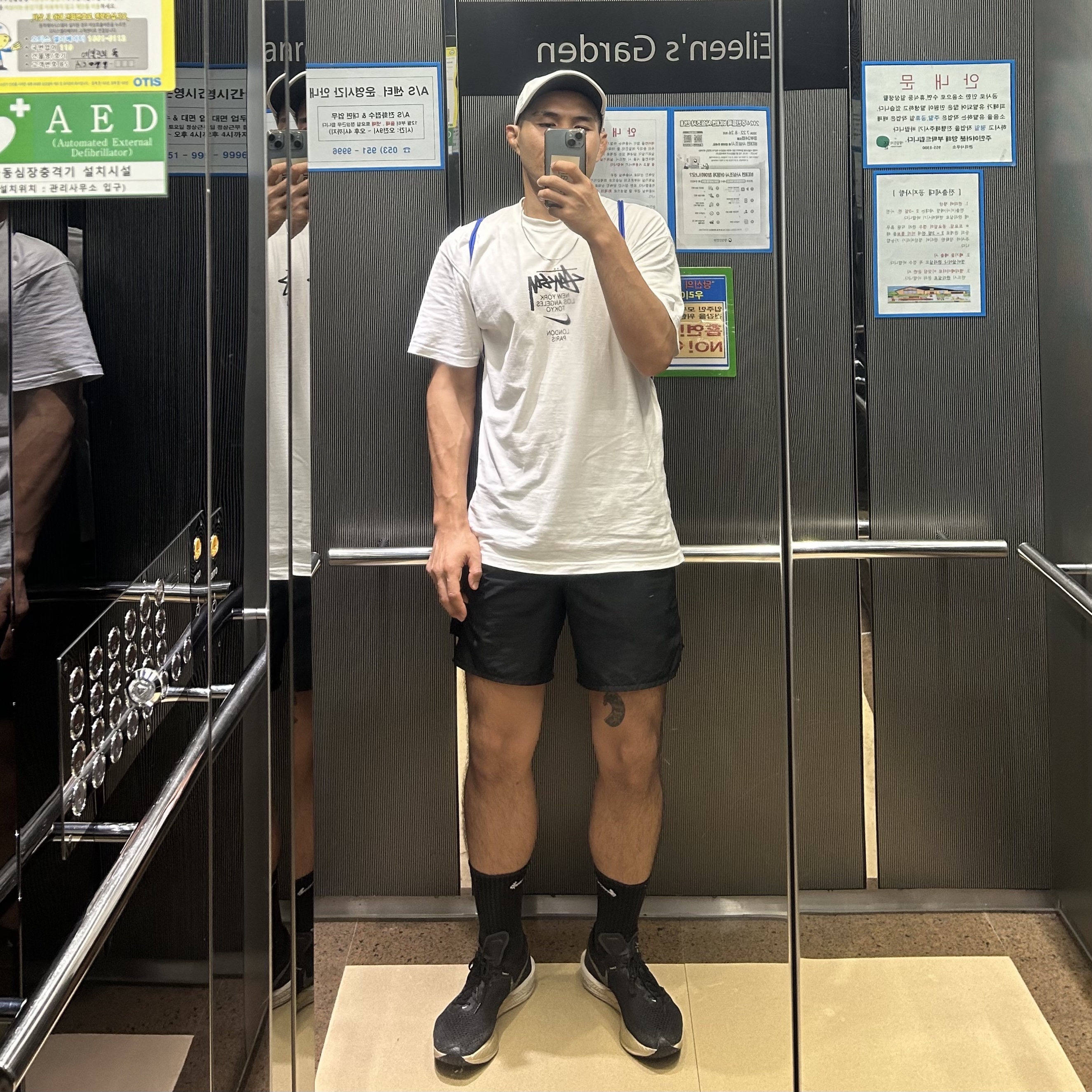 Nike x Stussy WT T-Shirt White - US/EU, Nike ZoomX Vaporfly Next% 3 Black Metallic Gold Grain 착용 스타일