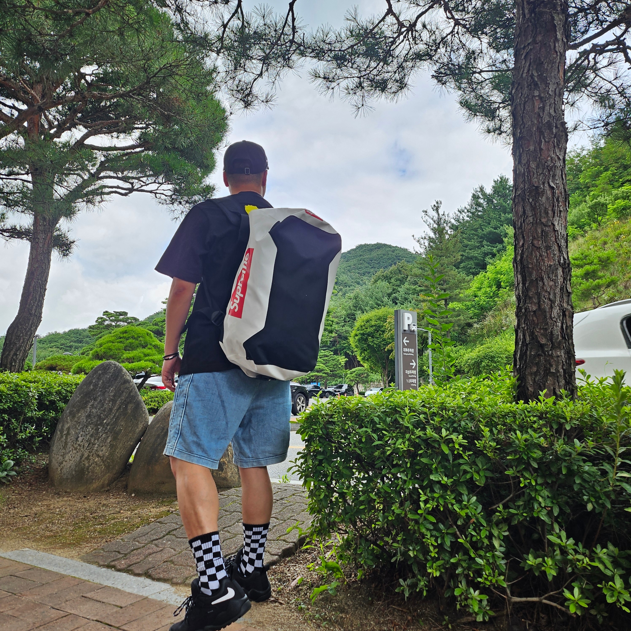 Supreme Warm Up 6-Panel Black - 23FW, Supreme x Ortlieb Duffle Bag White - 24SS 착용 스타일 - 2