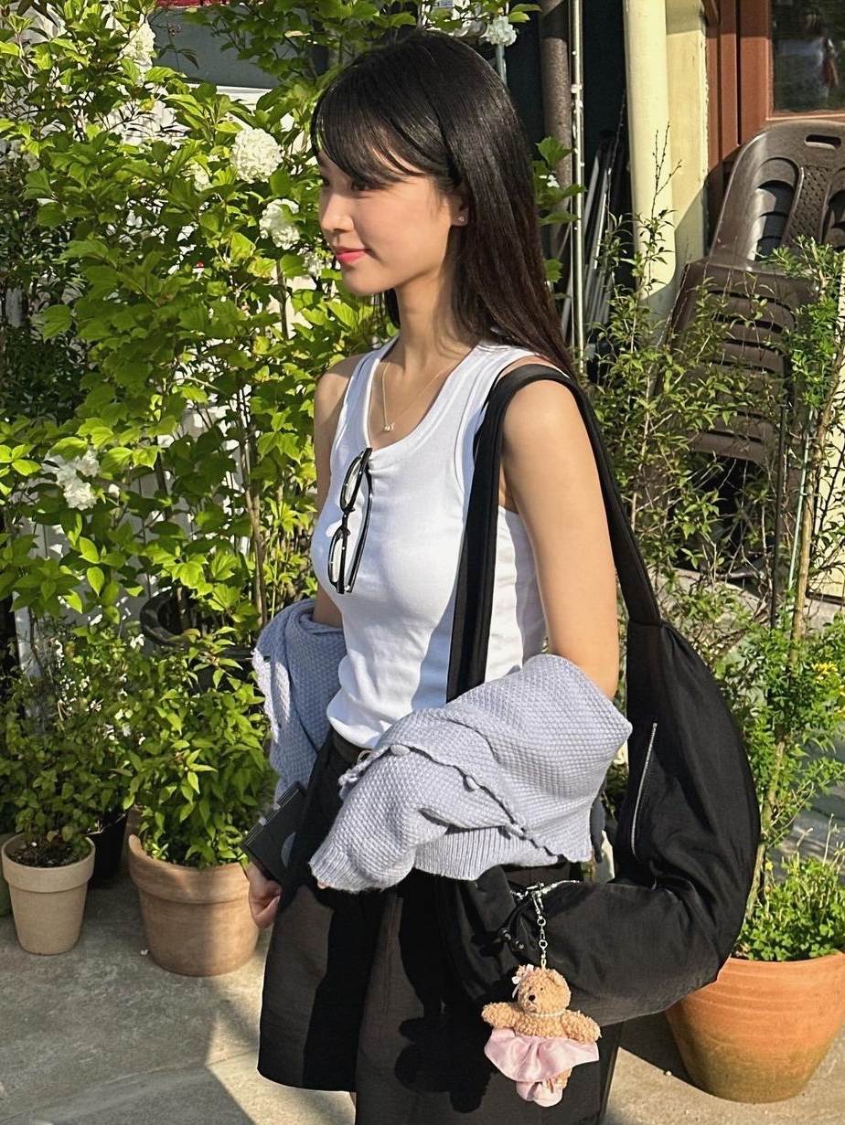 Siyazu SITP5152 Cotton-Modal Scoop-Neck Sleeveless Ivory, Siyazu SITP5152 Cotton-Modal Scoop-Neck Sleeveless Black 착용 스타일