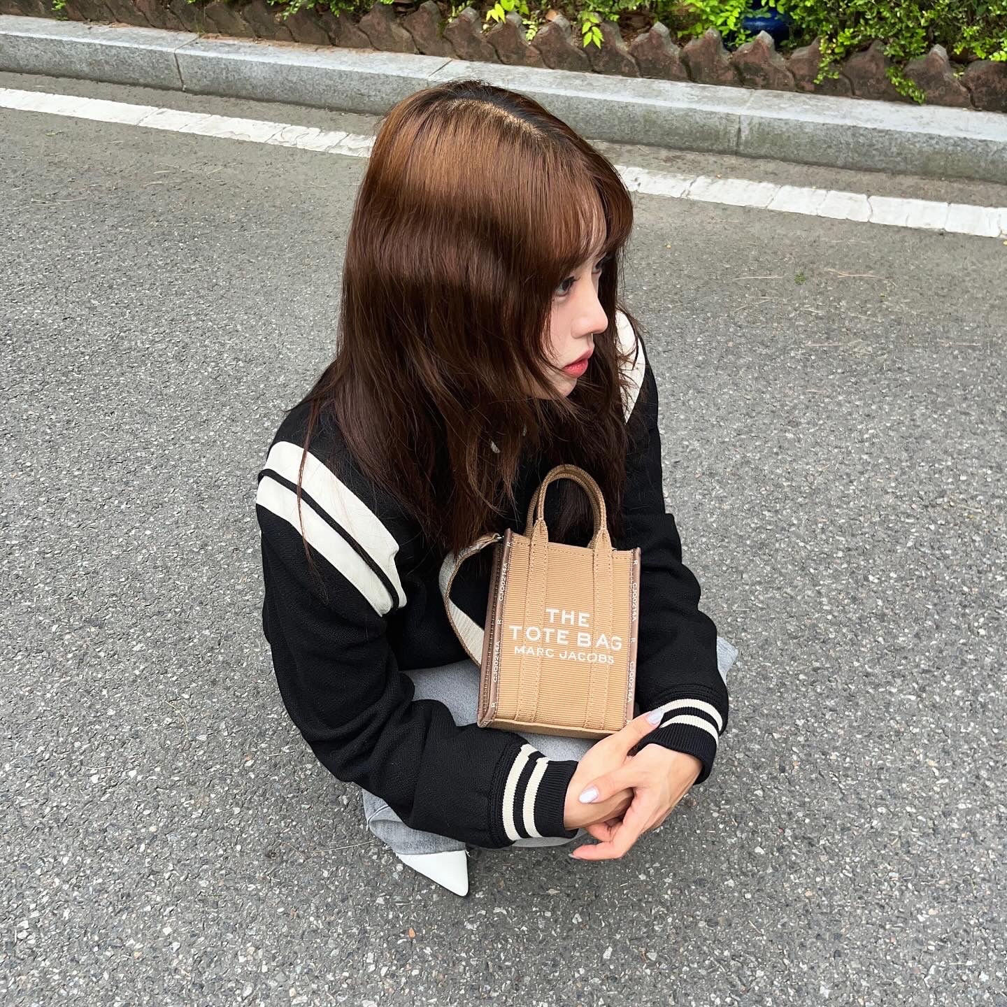 (W) Saint Laurent Teddy Jacket in Wool Black, Marc Jacobs The Jaquard Crossbody Tote Bag Warm Sand 착용 스타일 - 1