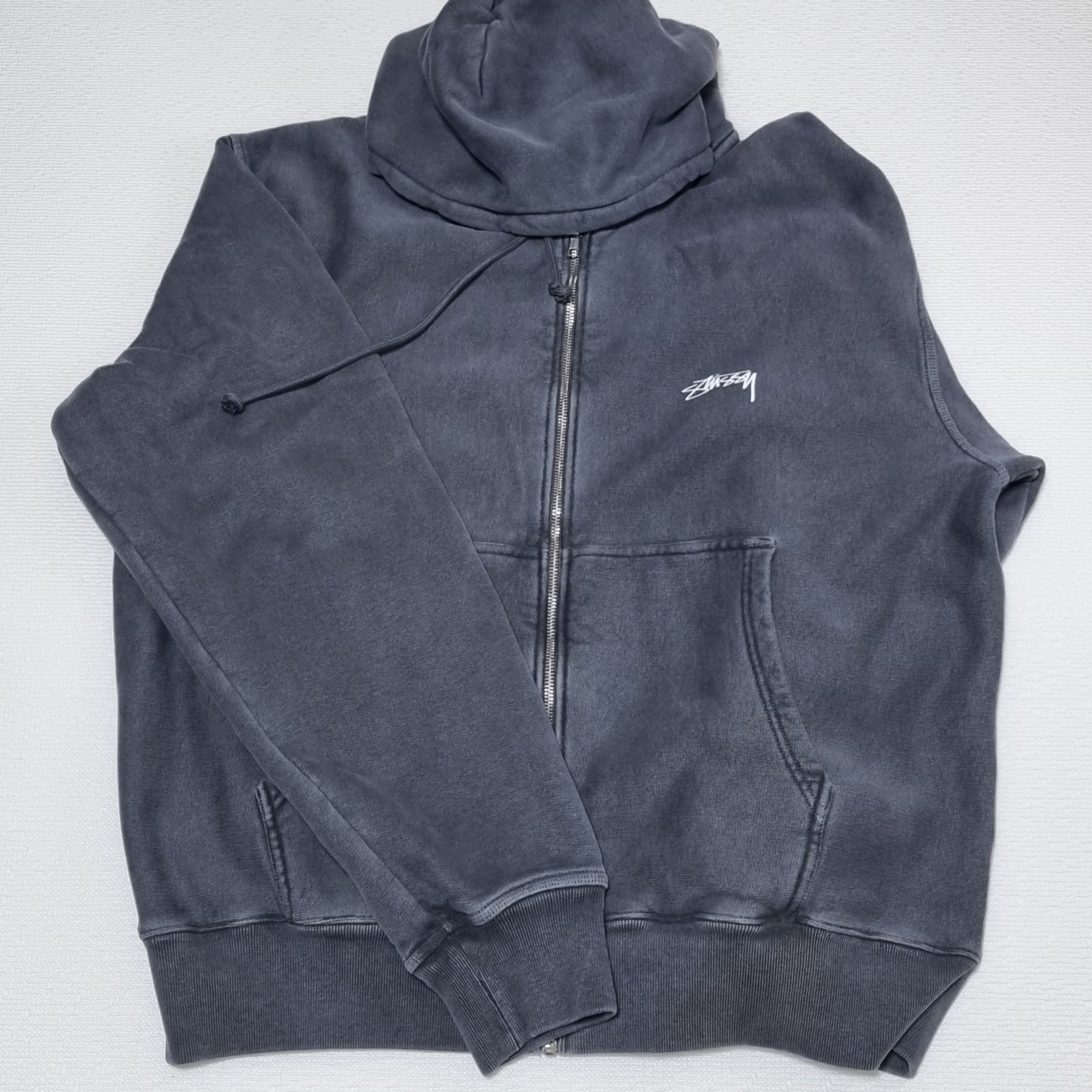 Stussy Pigment Dyed Smooth Stock Zip Hoodie Black 착용 스타일 - 1