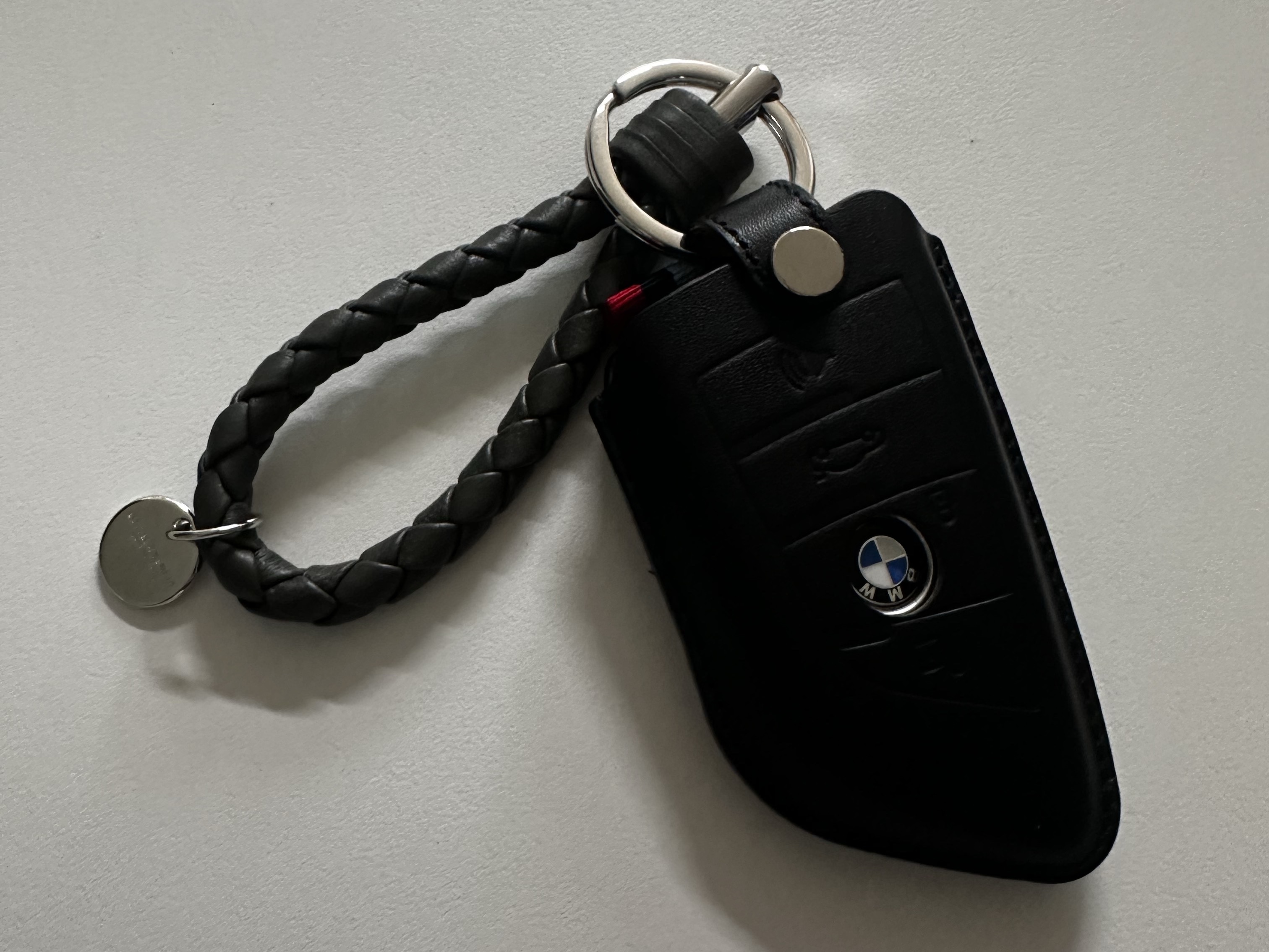 Bottega Veneta Logo Tag Keyring Grey 착용 스타일