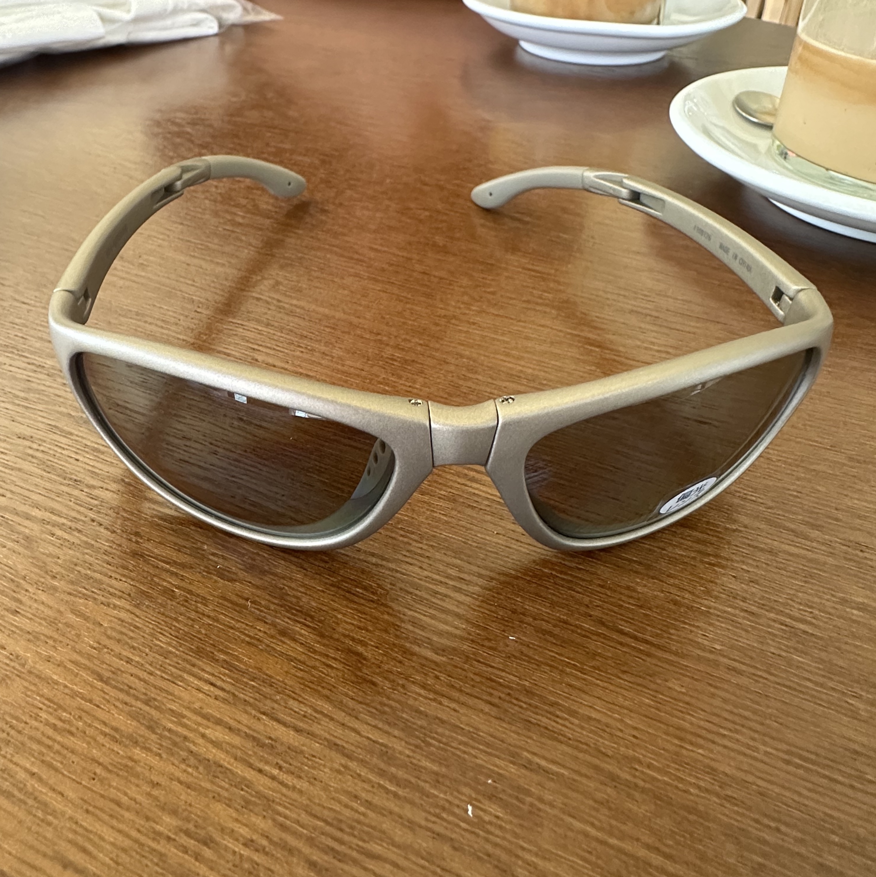 Montbell Trekking Glasses Silver Metallic Light Grey 착용 스타일 - 1