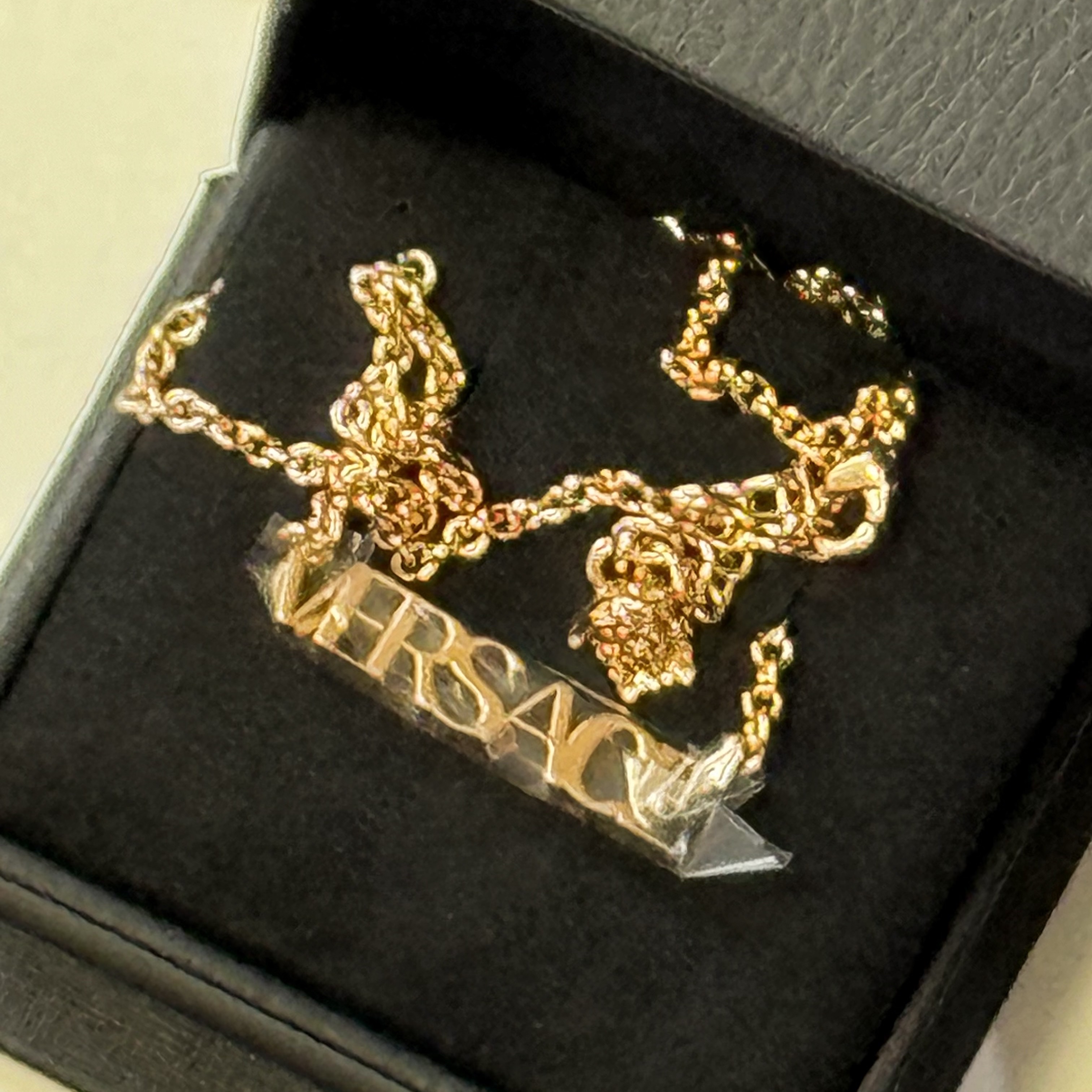 Versace Logo Necklace Gold, Versace Enamel Medusa Necklace Black Gold 착용 스타일 - 1