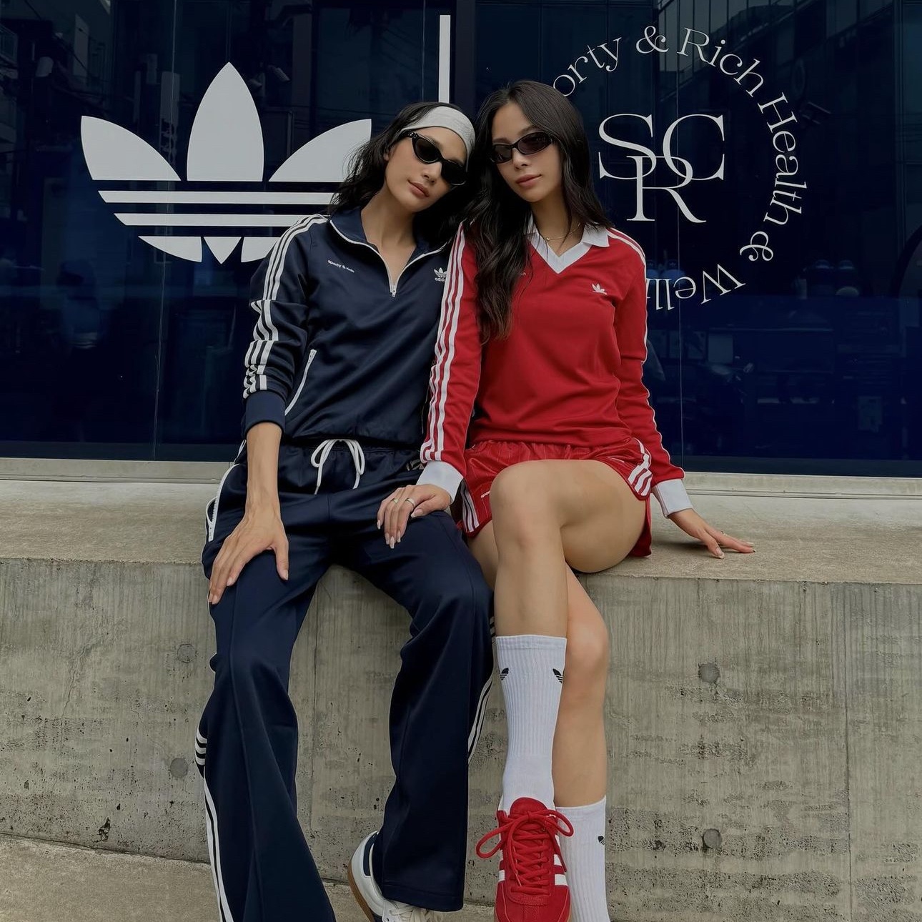 Adidas x Sporty & Rich Spezial Handball Collegiate Red Night Indigo, Adidas x Sporty & Rich Samba OG Cloud White Night Indigo 착용 스타일 - 3