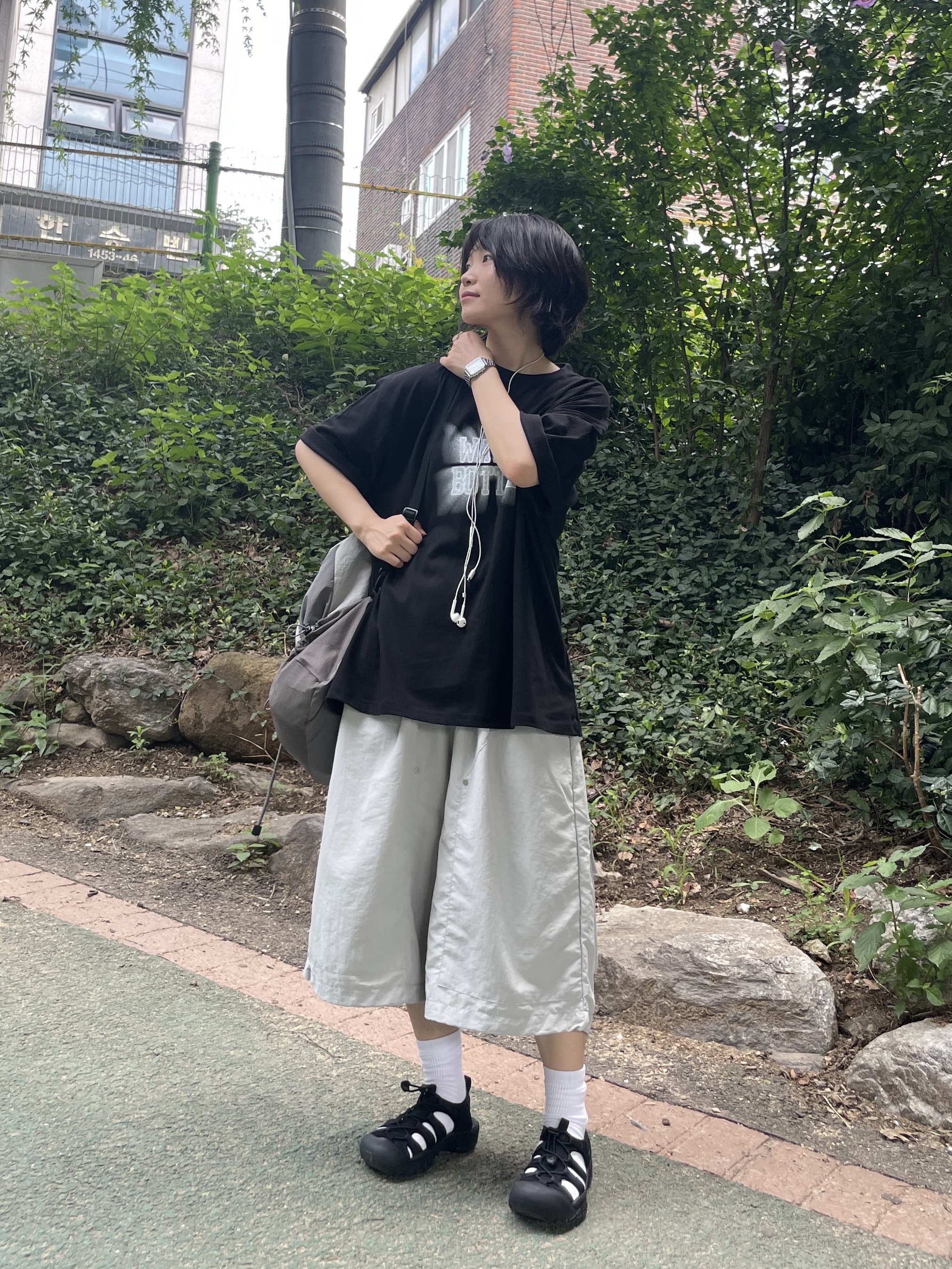 (W) Keen Newport H2 Triple Black 착용 스타일 - 1