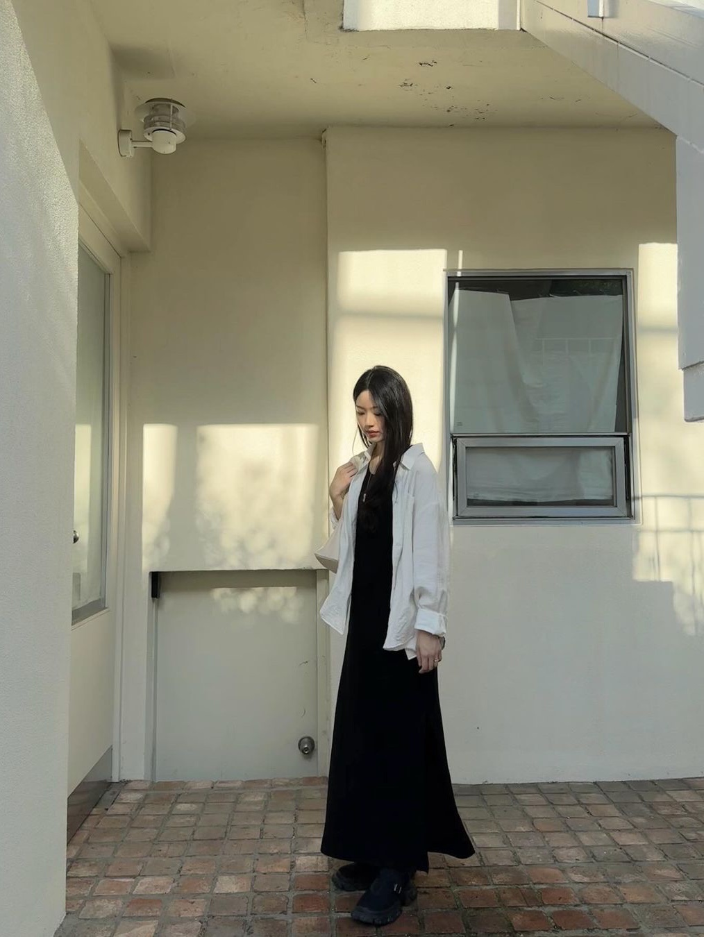 Siyazu SITP5151 Over-Fit Lounge Silky Shirts White, Siyazu SITP5151 Over-Fit Lounge Silky Shirts Khaki Brown 착용 스타일