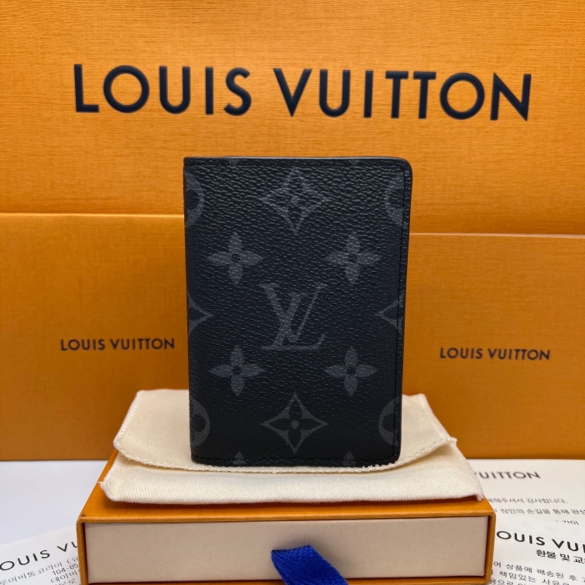 Louis Vuitton Pocket Organizer Monogram Eclipse 착용 스타일