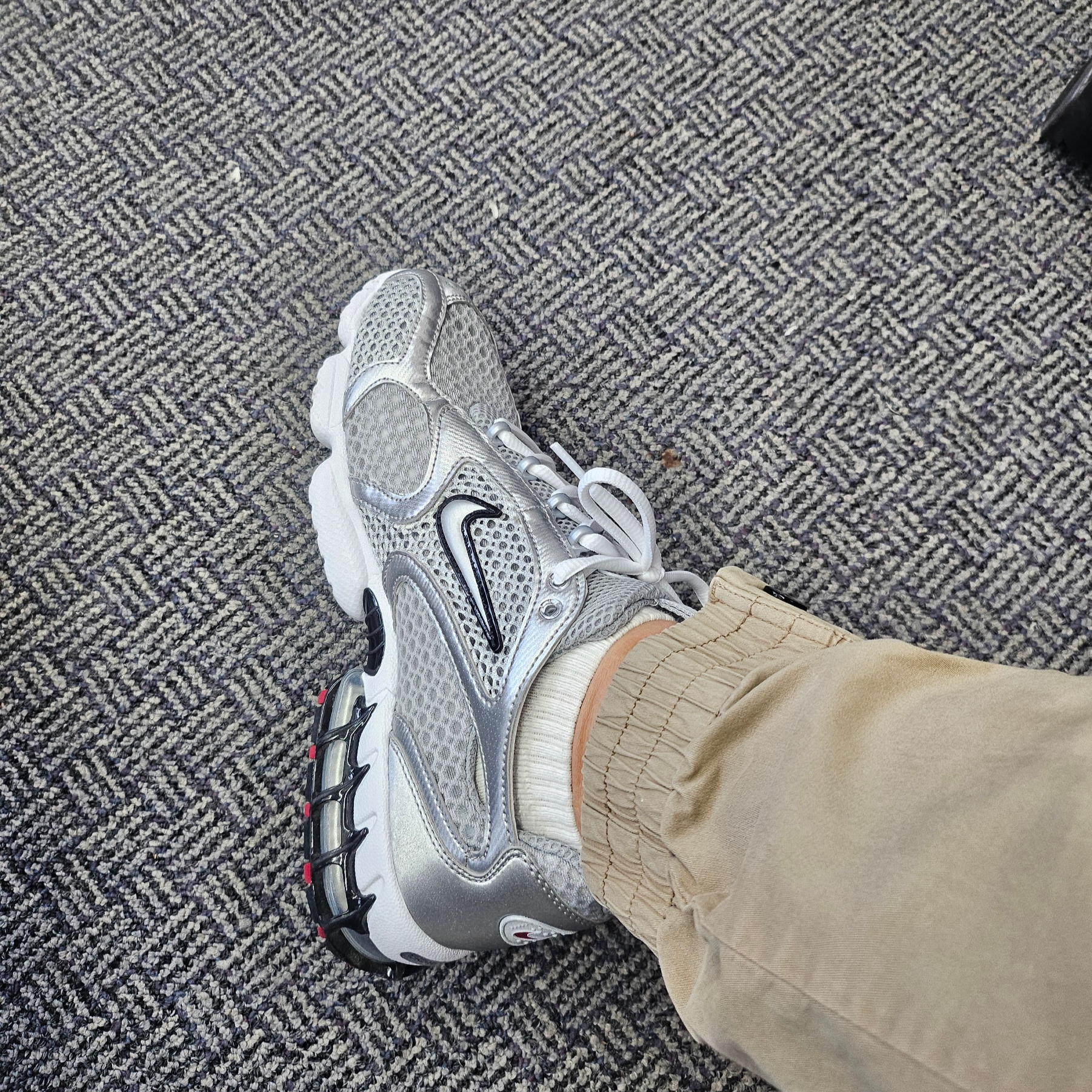 Nike Air Zoom Spiridon Cage 2 Metallic Silver 착용 스타일 - 2