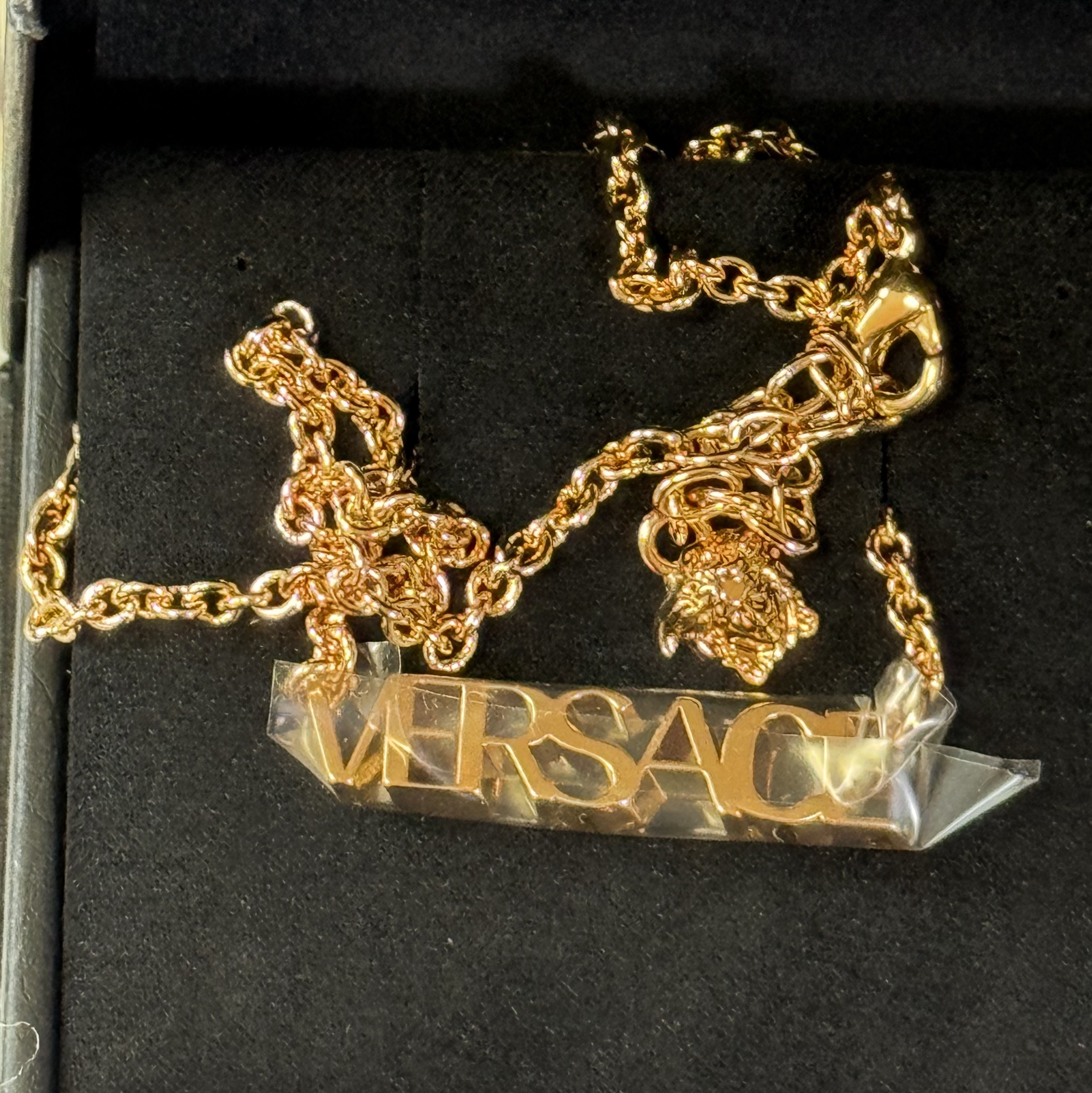 Versace Logo Necklace Gold, Versace Enamel Medusa Necklace Black Gold 착용 스타일 - 4