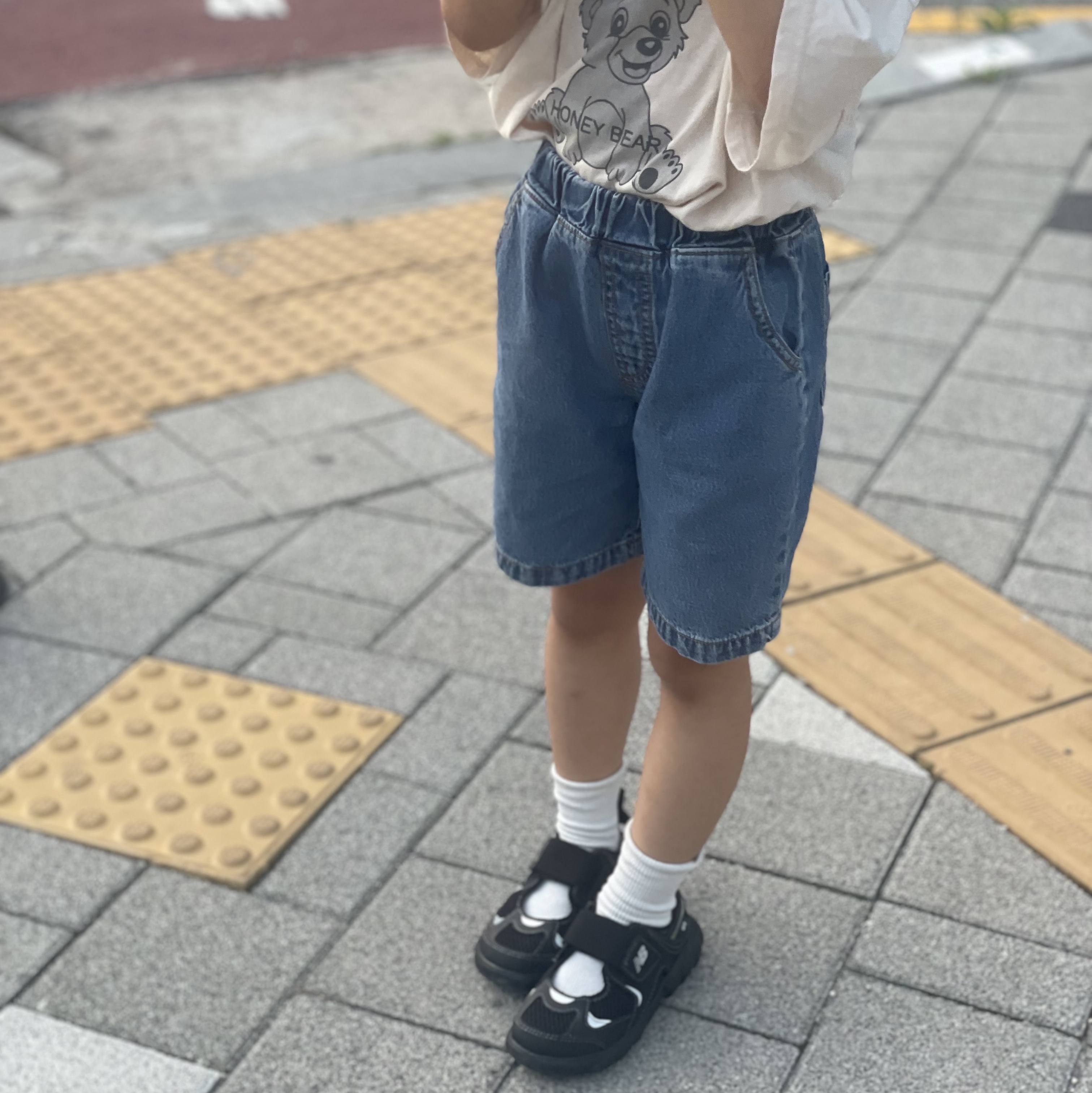 (Kids) New Balance Freedle 920 Sandal Black 착용 스타일 - 1