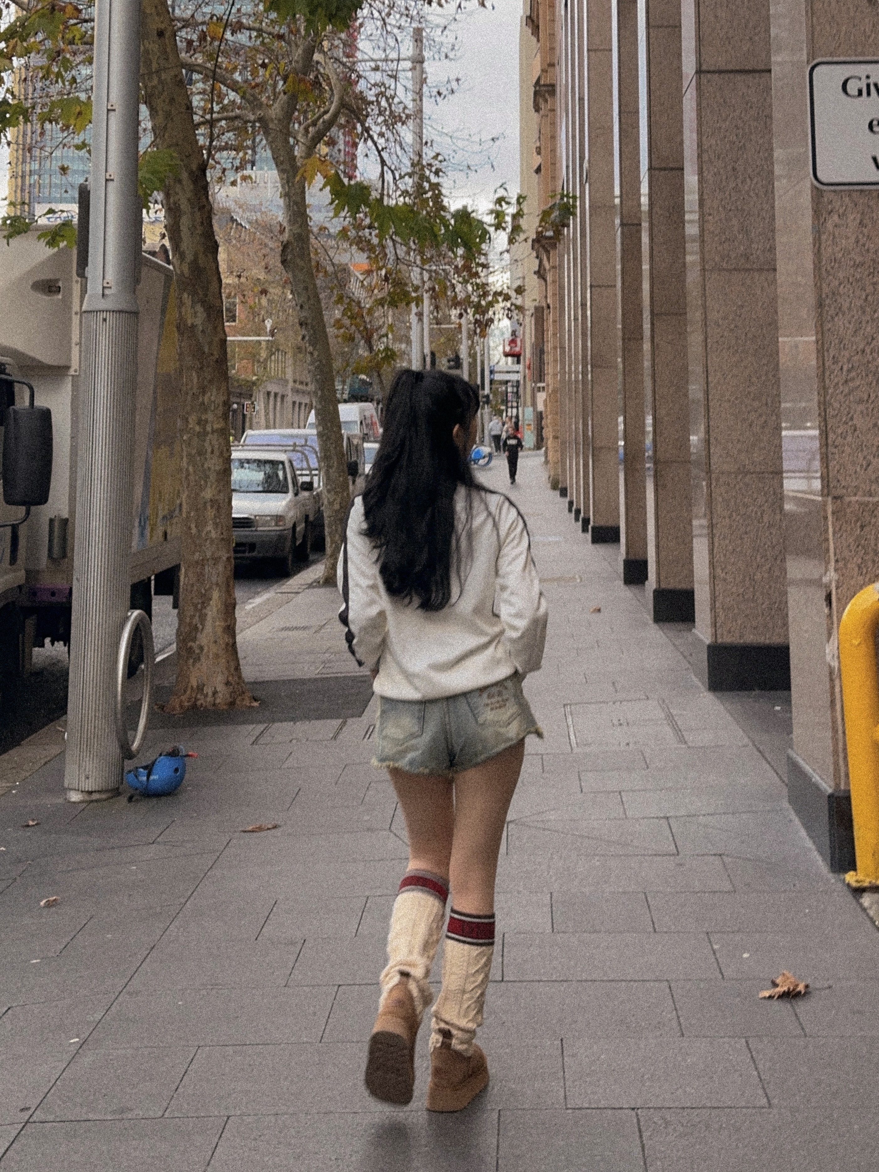 (W) UGG Classic Sweater Letter Boots Chestnut 착용 스타일