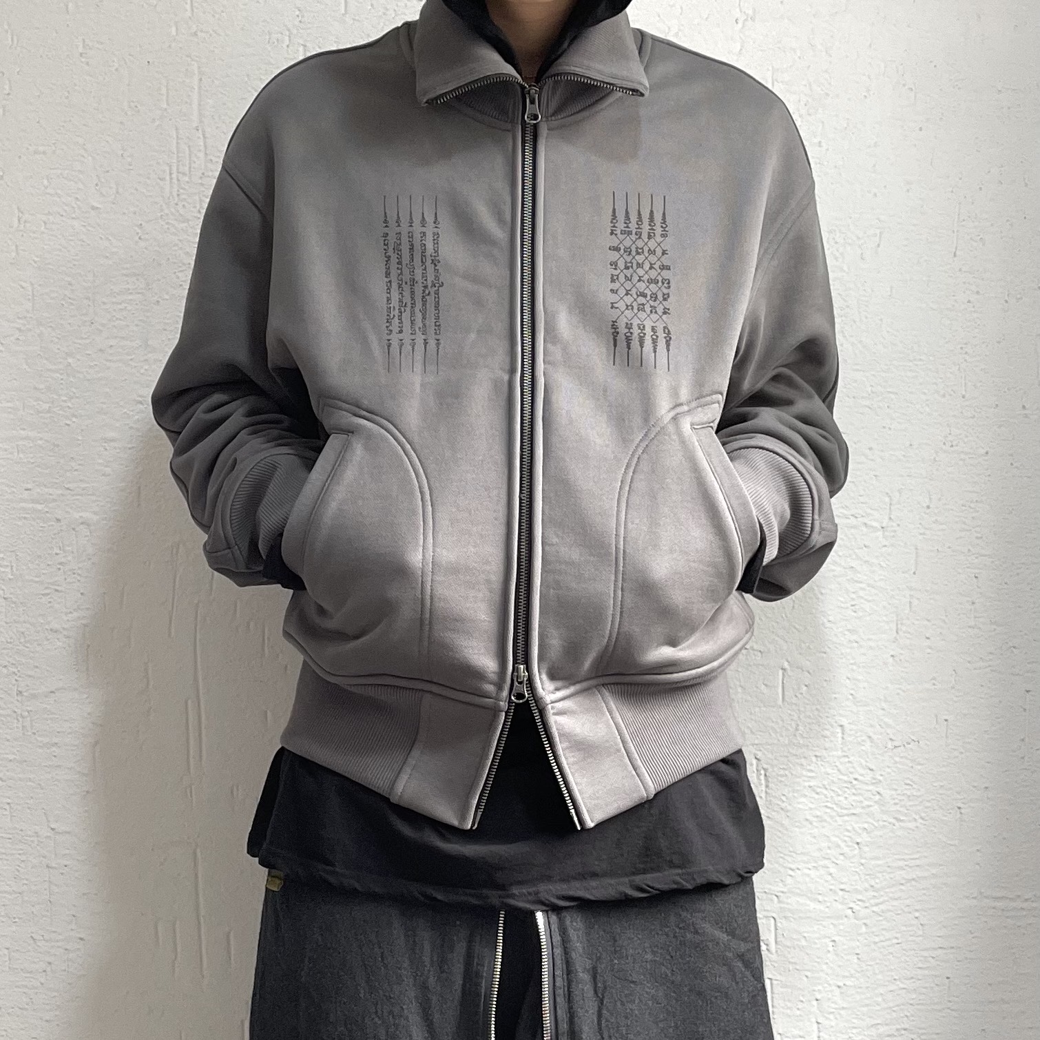 Ecrzn Sak Yant Zip-Up Jacket Grey 착용 스타일 - 3