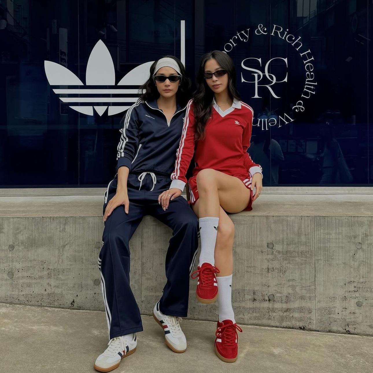 Adidas x Sporty & Rich Spezial Handball Collegiate Red Night Indigo, Adidas x Sporty & Rich Samba OG Cloud White Night Indigo 착용 스타일 - 2