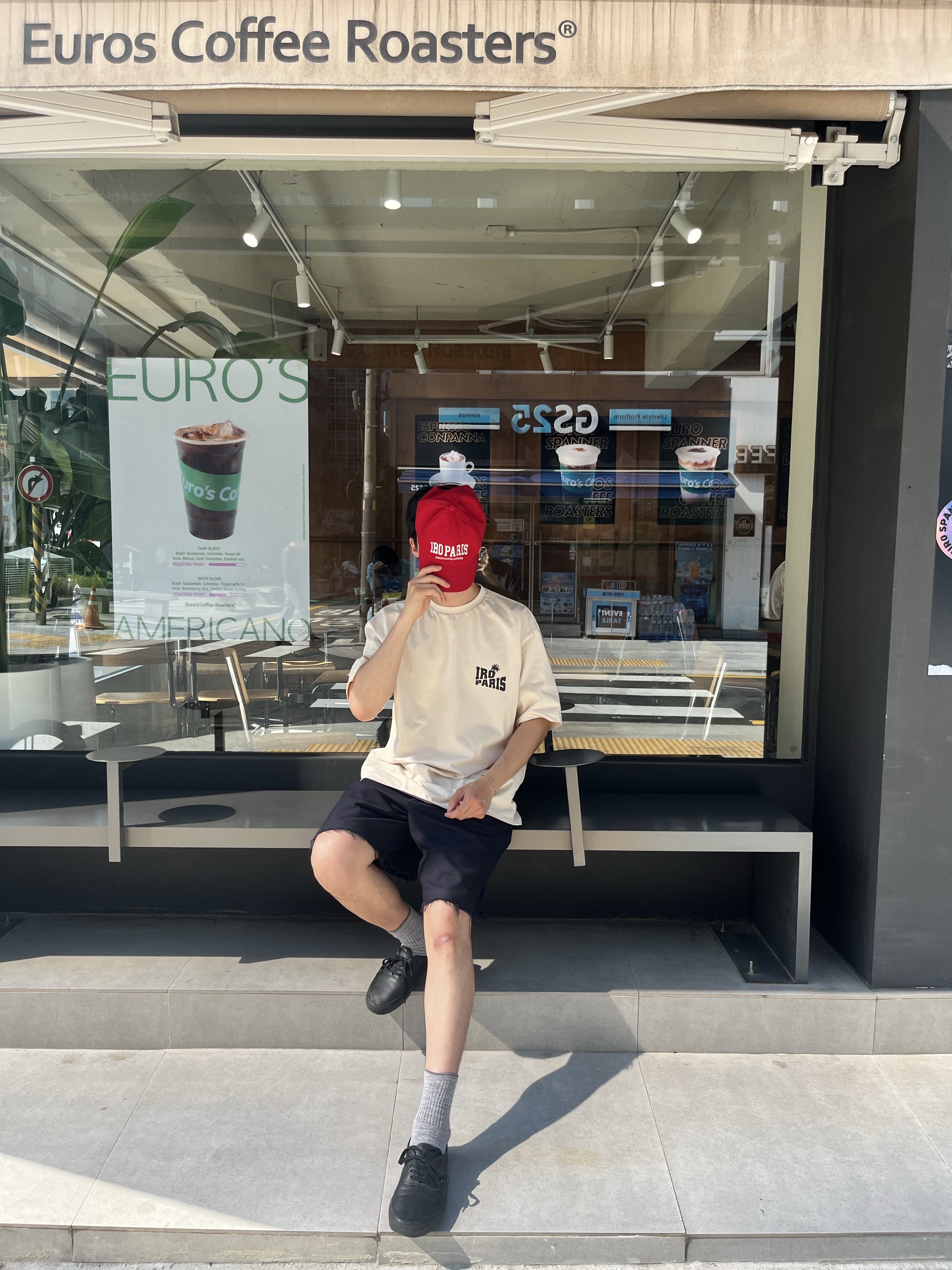Iro Club De Paris Edition Cotton Ball Cap Red, Iro Palmtree Graphic Semi Over Cotton T-Shirt Beige 착용 스타일
