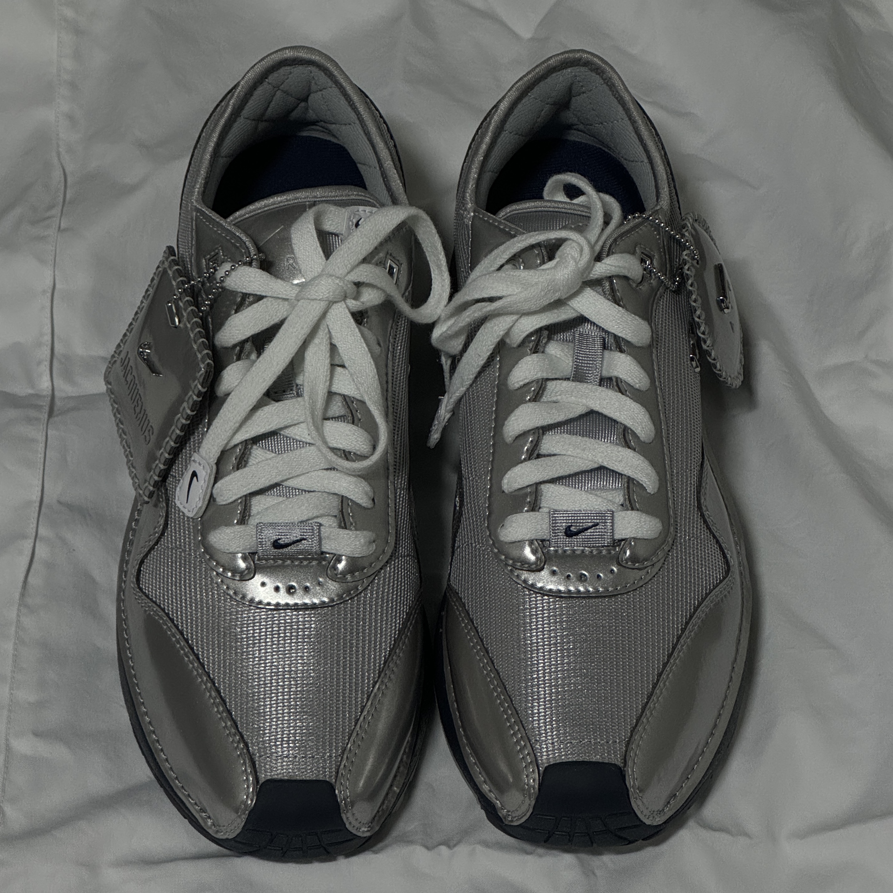 Nike x Jacquemus Air Max 1 '86 Metallic Silver Midnight Navy 착용 스타일 - 1