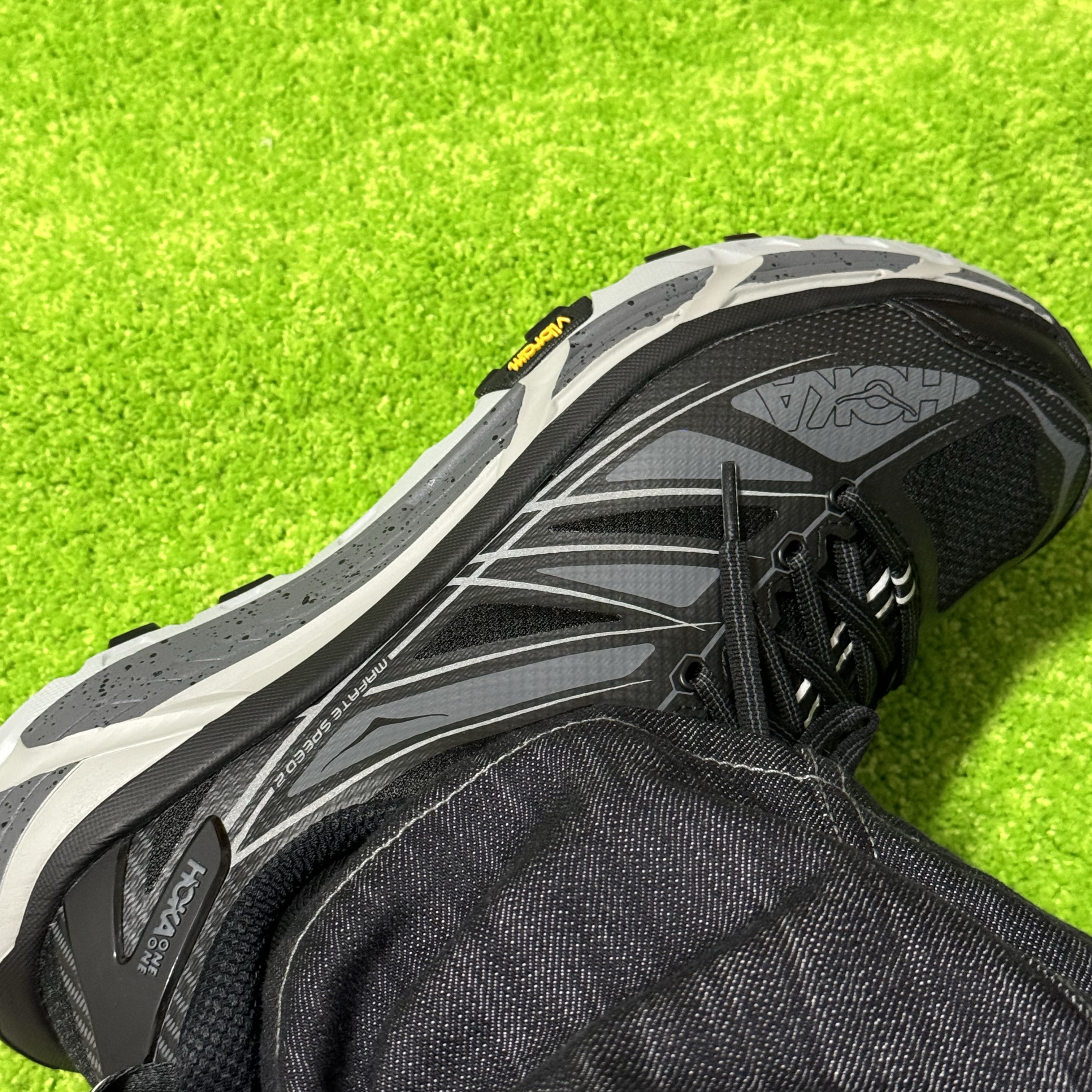 Hoka Mafate Speed 2 Black Castlerock 착용 스타일 - 3