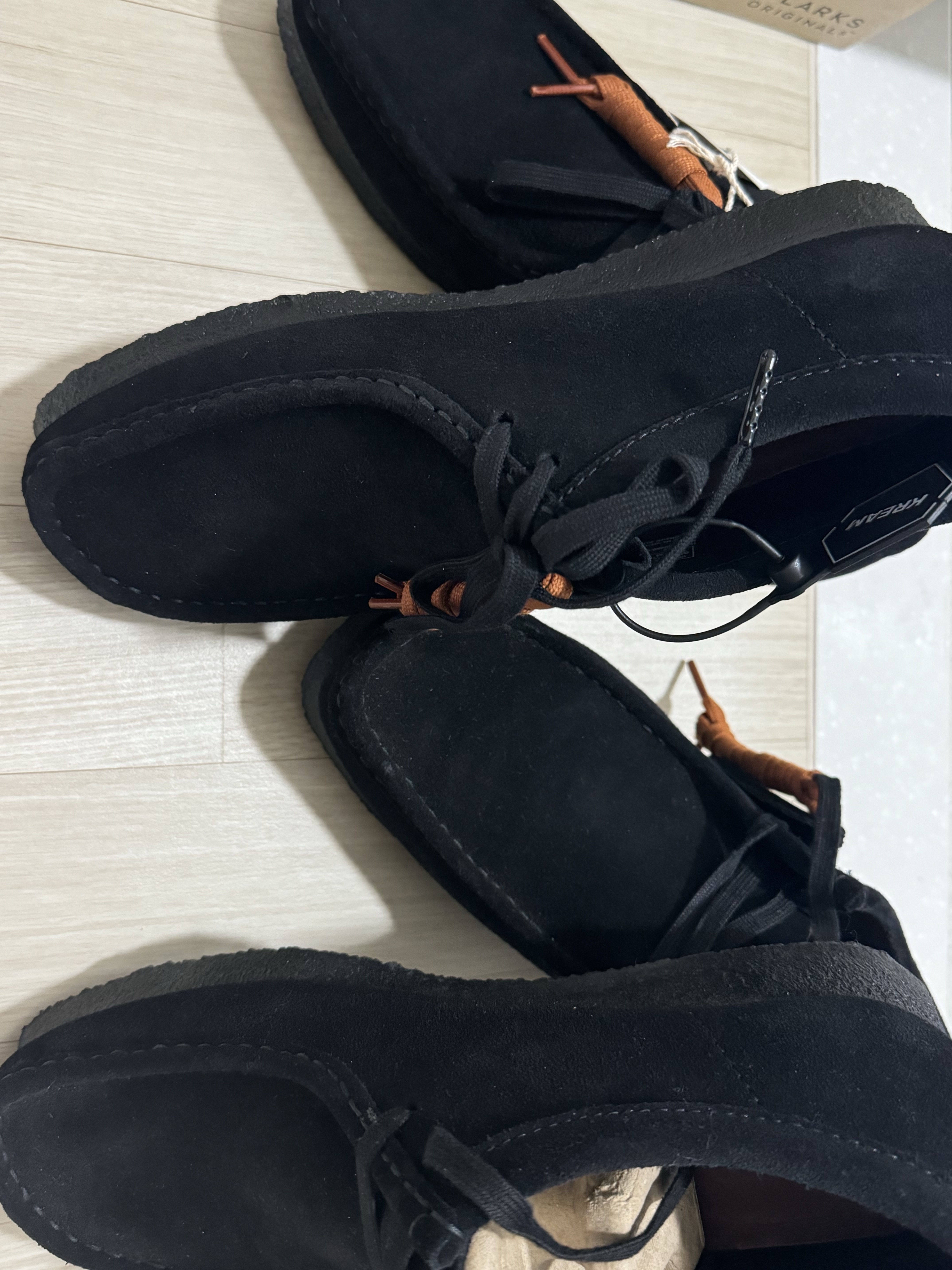Clarks Wallabee Black Suede 착용 스타일