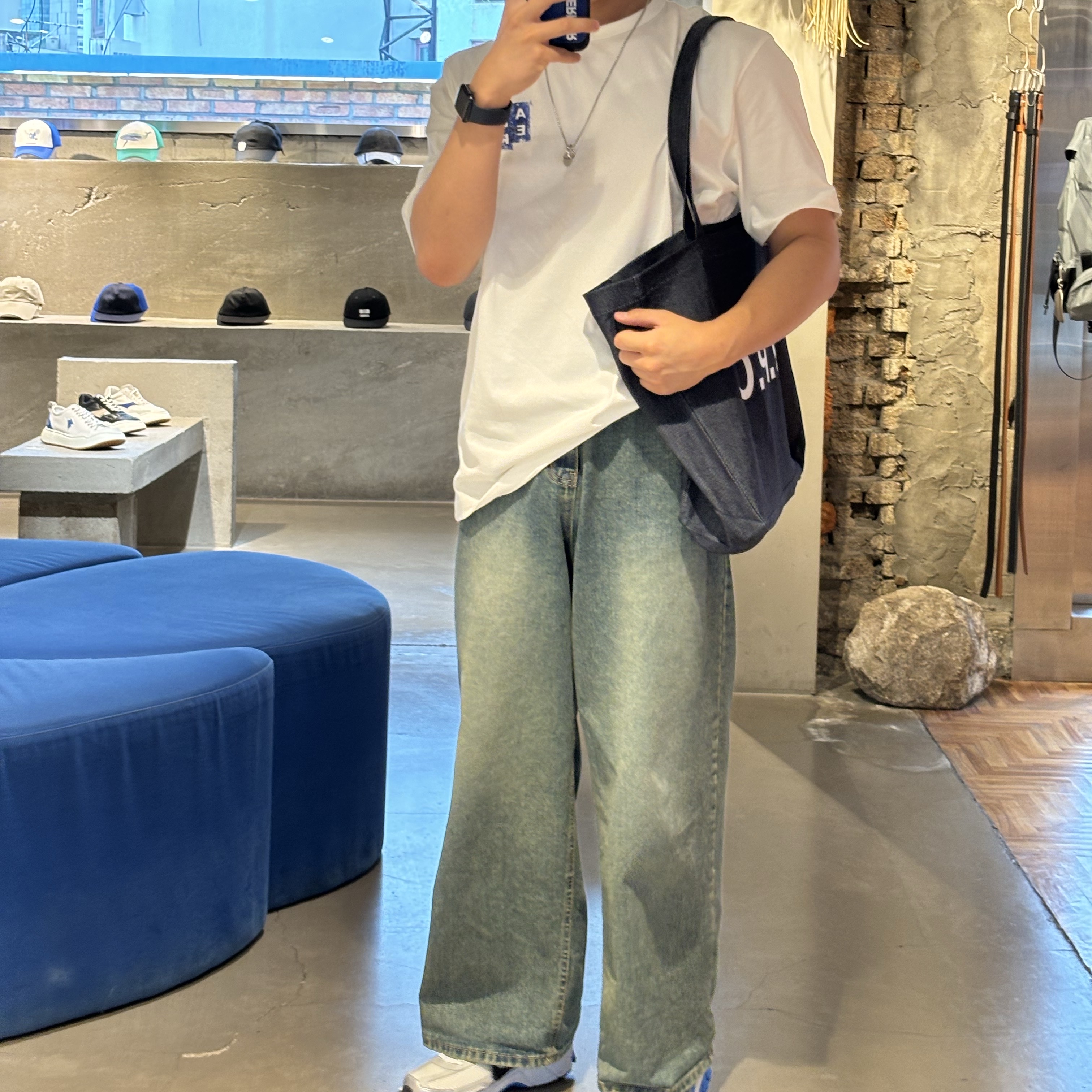 A.P.C. Daniela Shopping Bag Indigo, Ader Error Standic Magsafe Wallet Z-Blue 착용 스타일 - 2