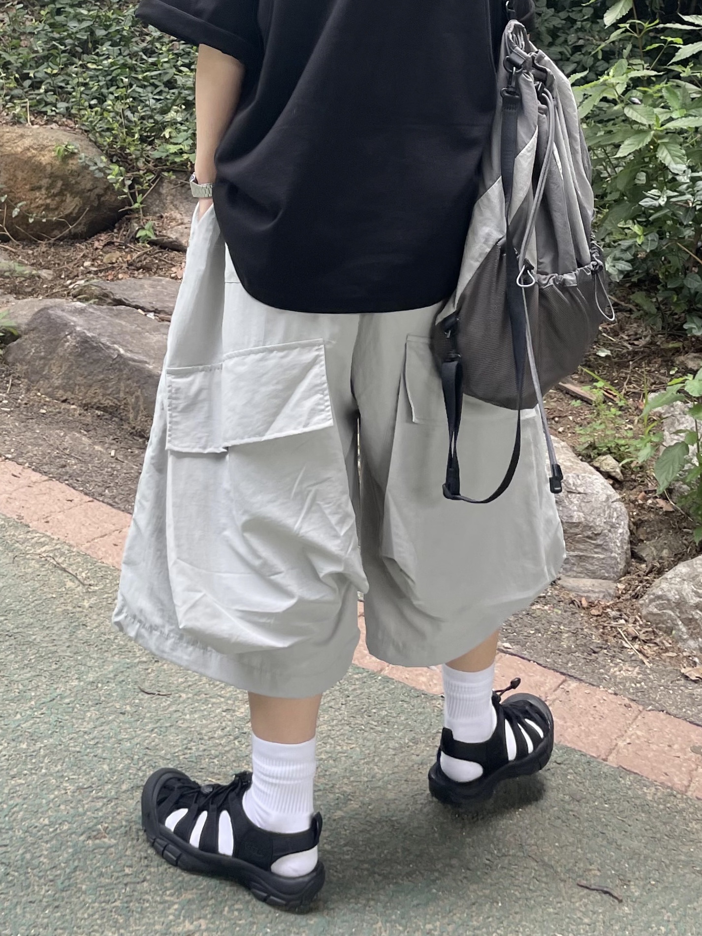 (W) Keen Newport H2 Triple Black 착용 스타일 - 5