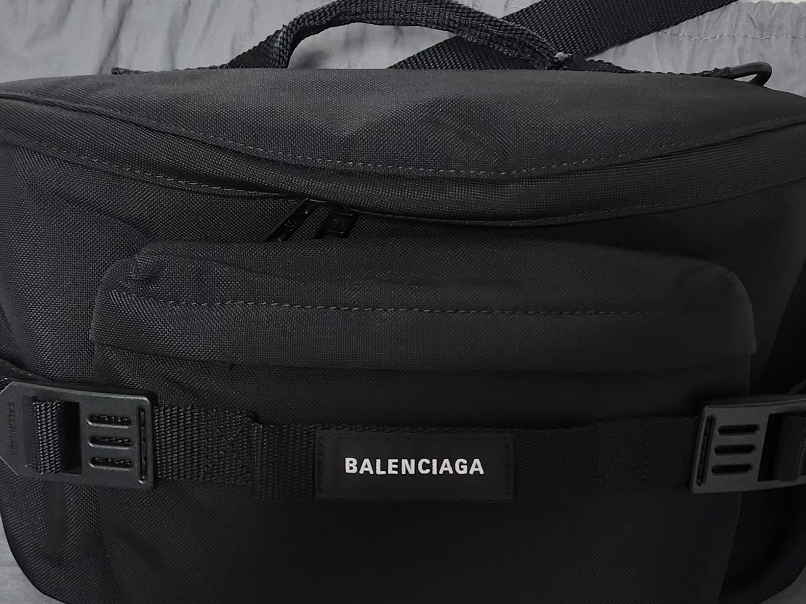 Balenciaga Army Large Beltbag Black 착용 스타일