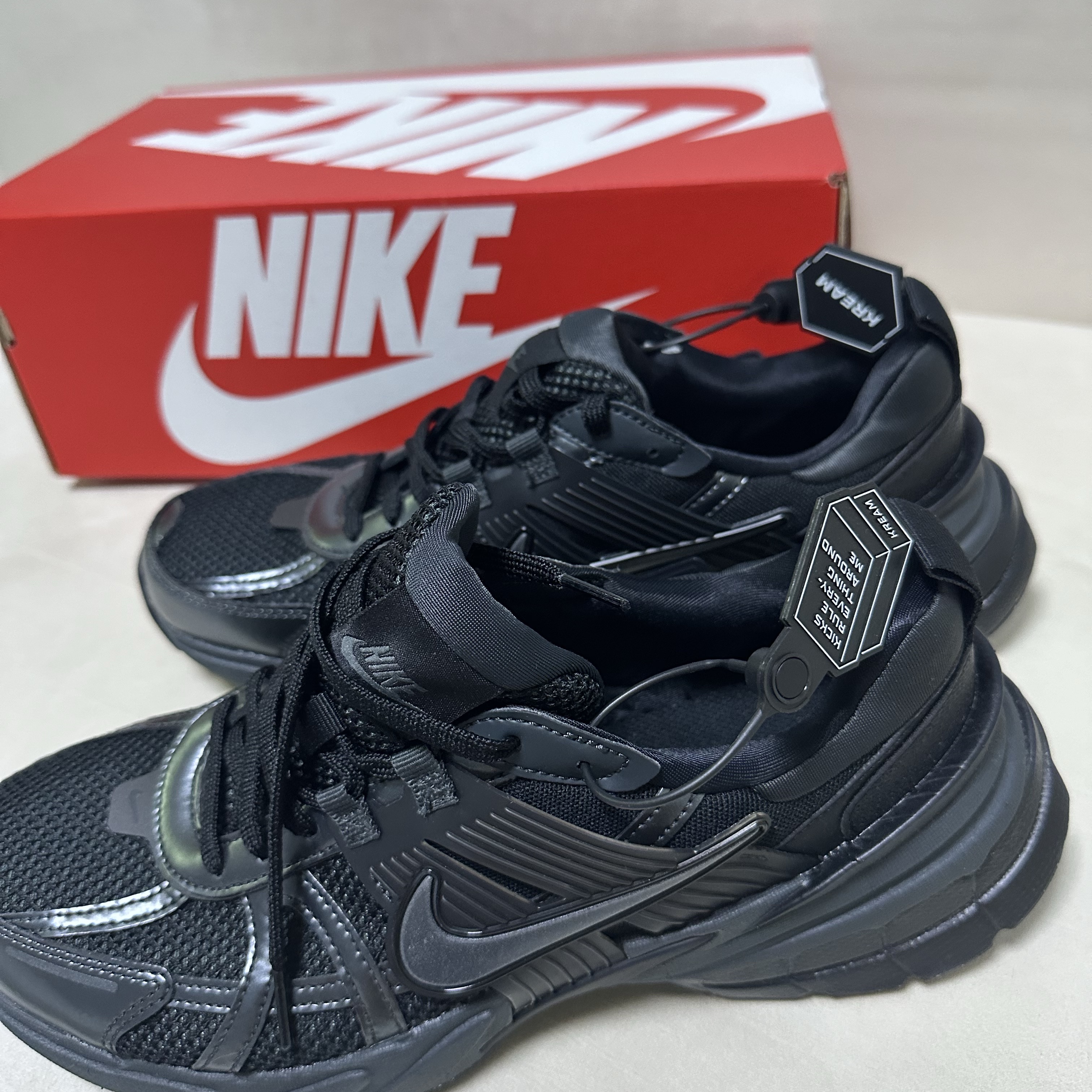 Nike V2K Run Black Anthracite 착용 스타일