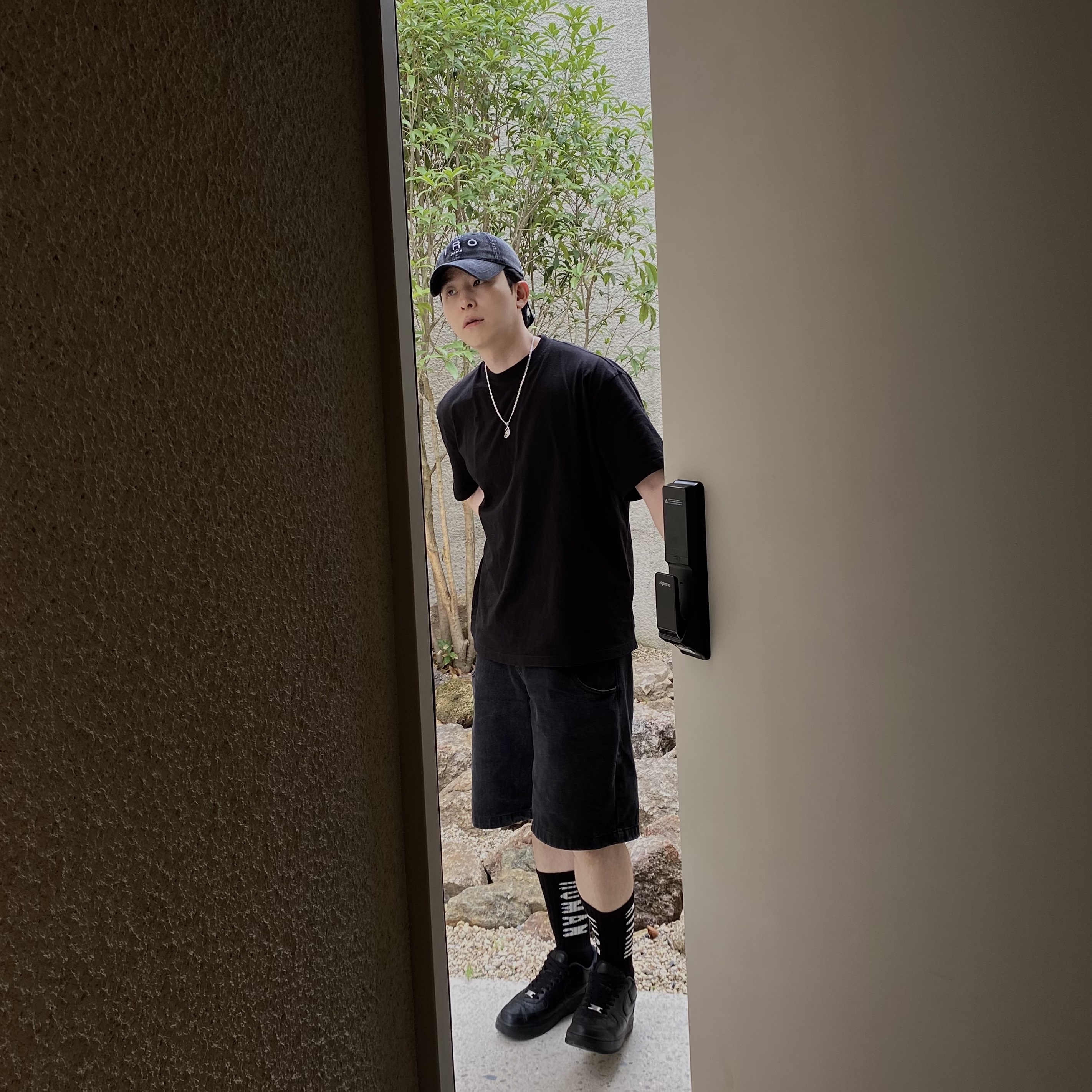 Iro Troyes Iro Logo Denim Ball Cap Black, Human Made HM Logo Socks Black 착용 스타일 - 1
