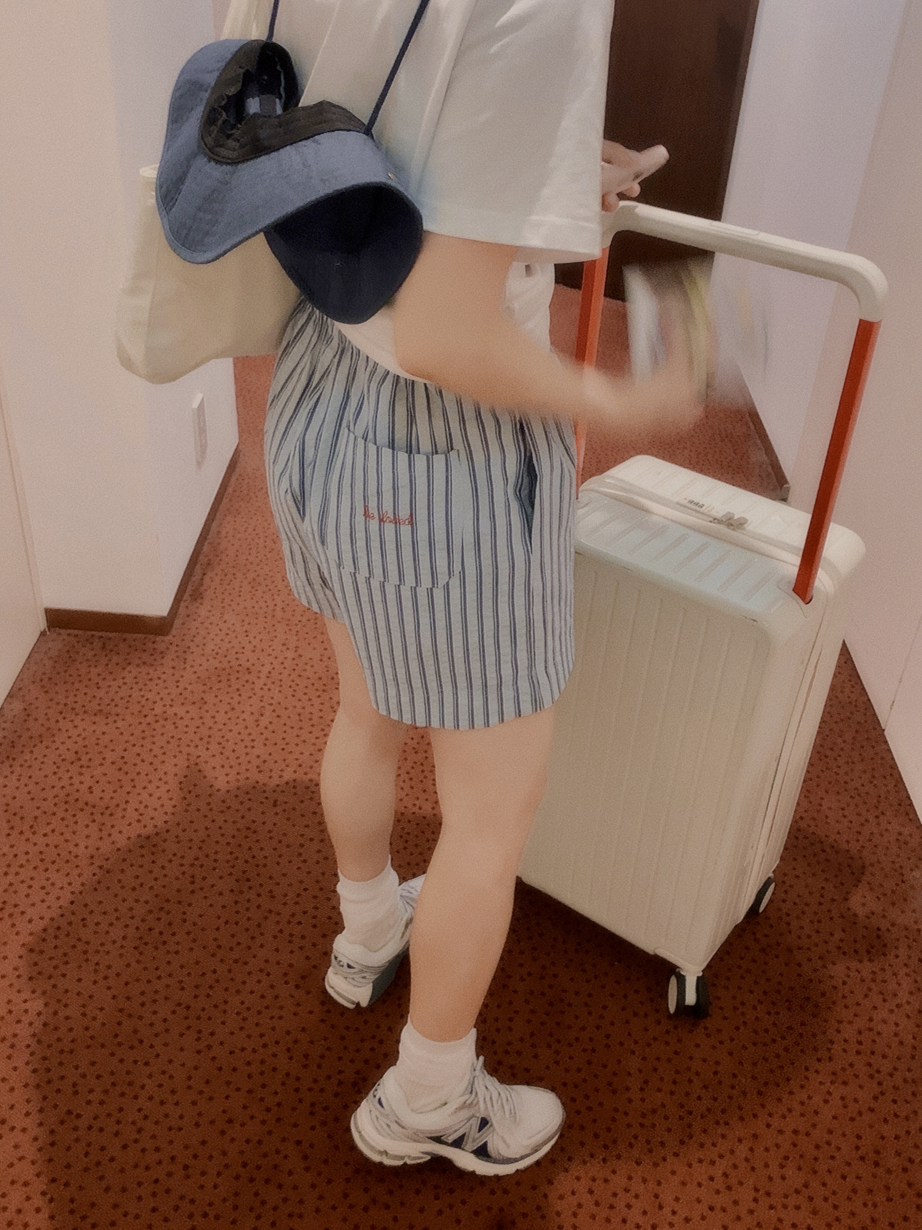 New Balance 860v2 Sea Salt Vintage Indigo, (W) Ganni White Relaxed Seahorse T-Shirt Bright White 착용 스타일 - 4