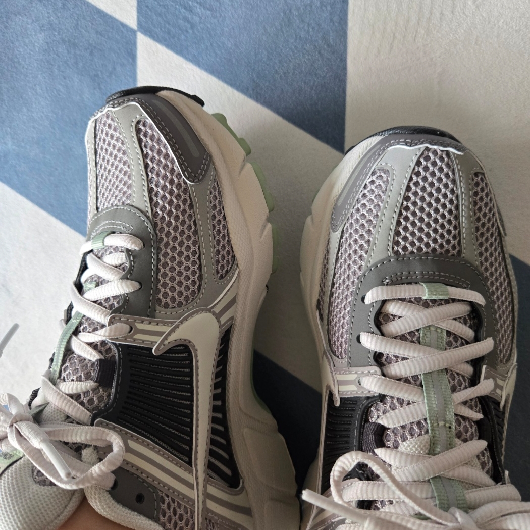 (W) Nike Zoom Vomero 5 Cobblestone and Flat Pewter 착용 스타일
