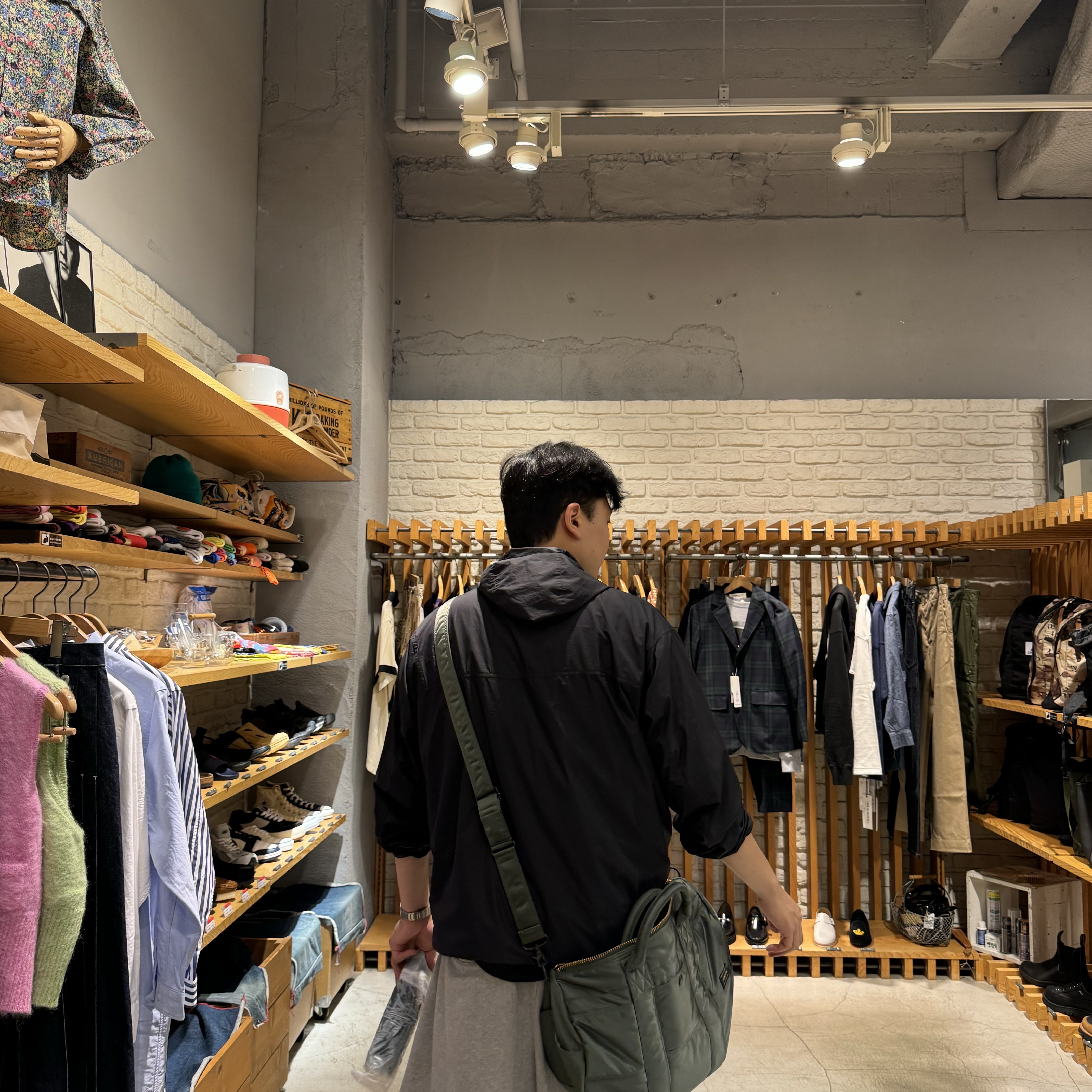 Porter All New Tanker Drum Bag Sage Green 착용 스타일
