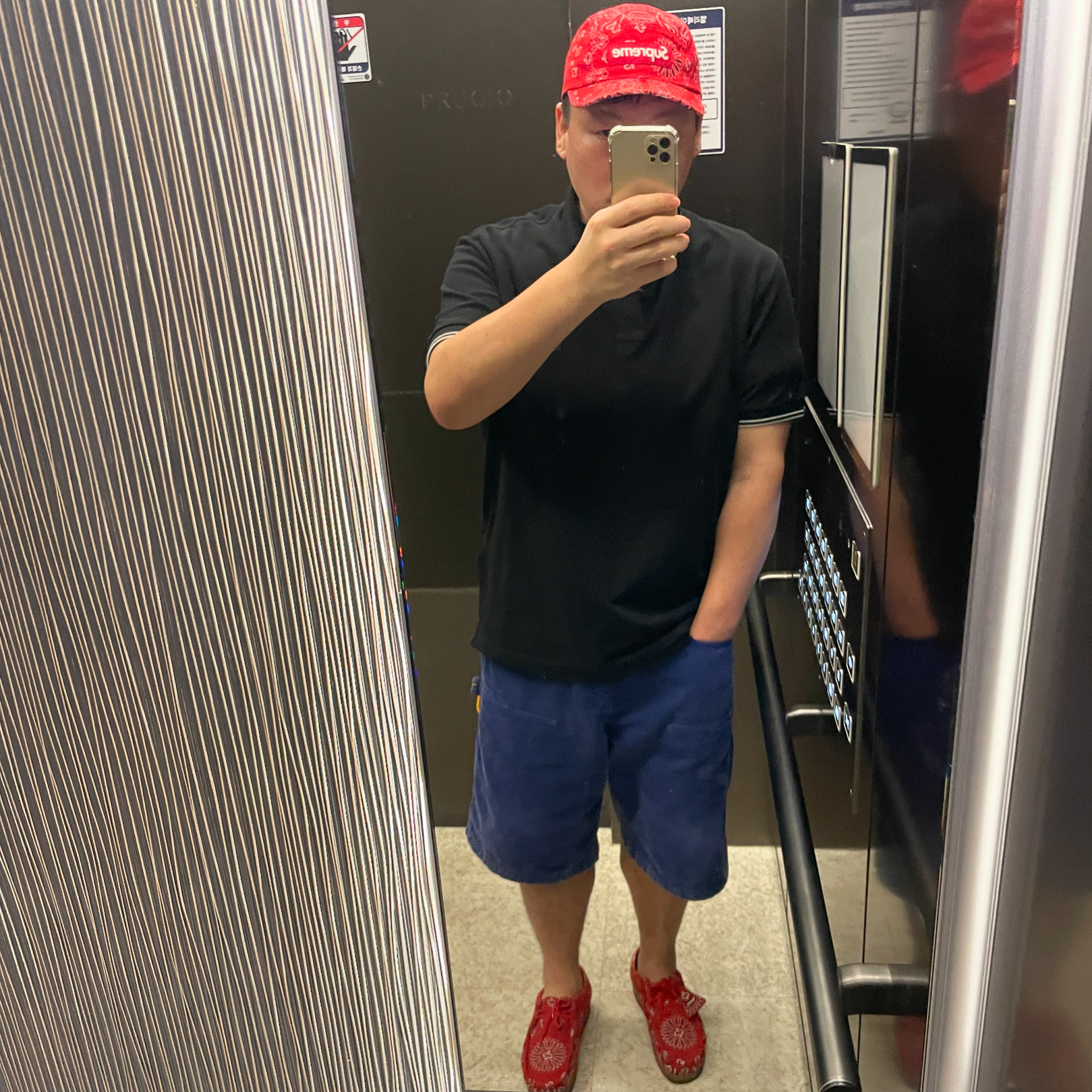 Supreme Bandana Camp Cap Red - 21SS, Stone Island 2SC18 Stretch Cotton Pique Short Sleeve Polo Shirt Black - 24SS 착용 스타일