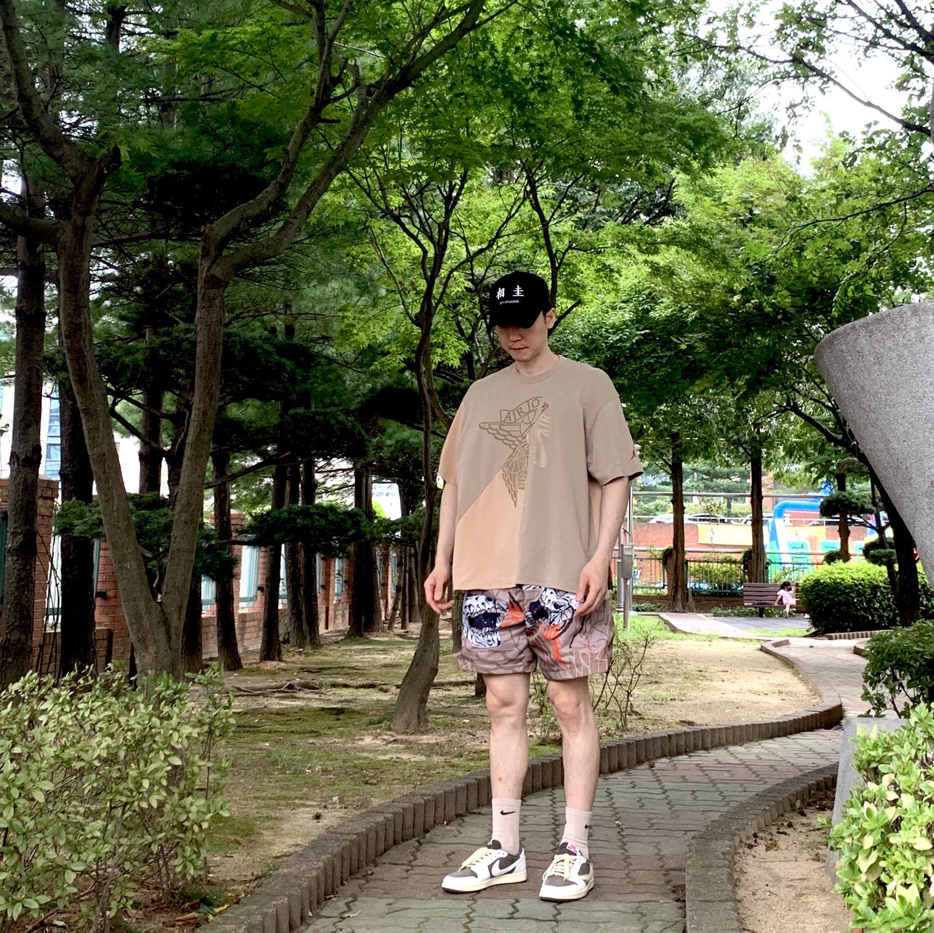 Jordan 1 x Travis Scott Retro Low OG SP Sail and Ridgerock, Jordan x Travis Scott S/S Top - US/EU 착용 스타일