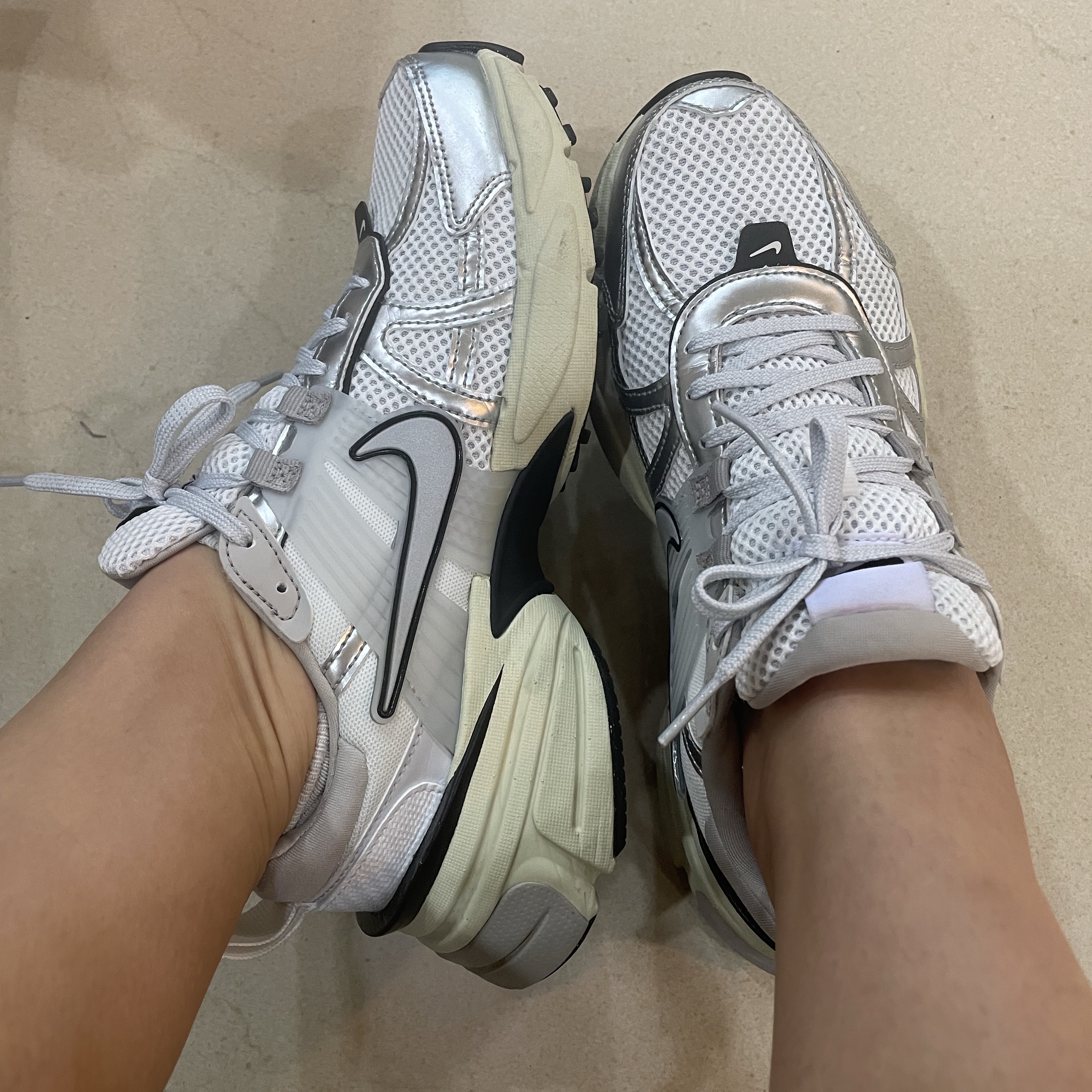 Nike V2K Run Summit White Metallic Silver 착용 스타일 - 1