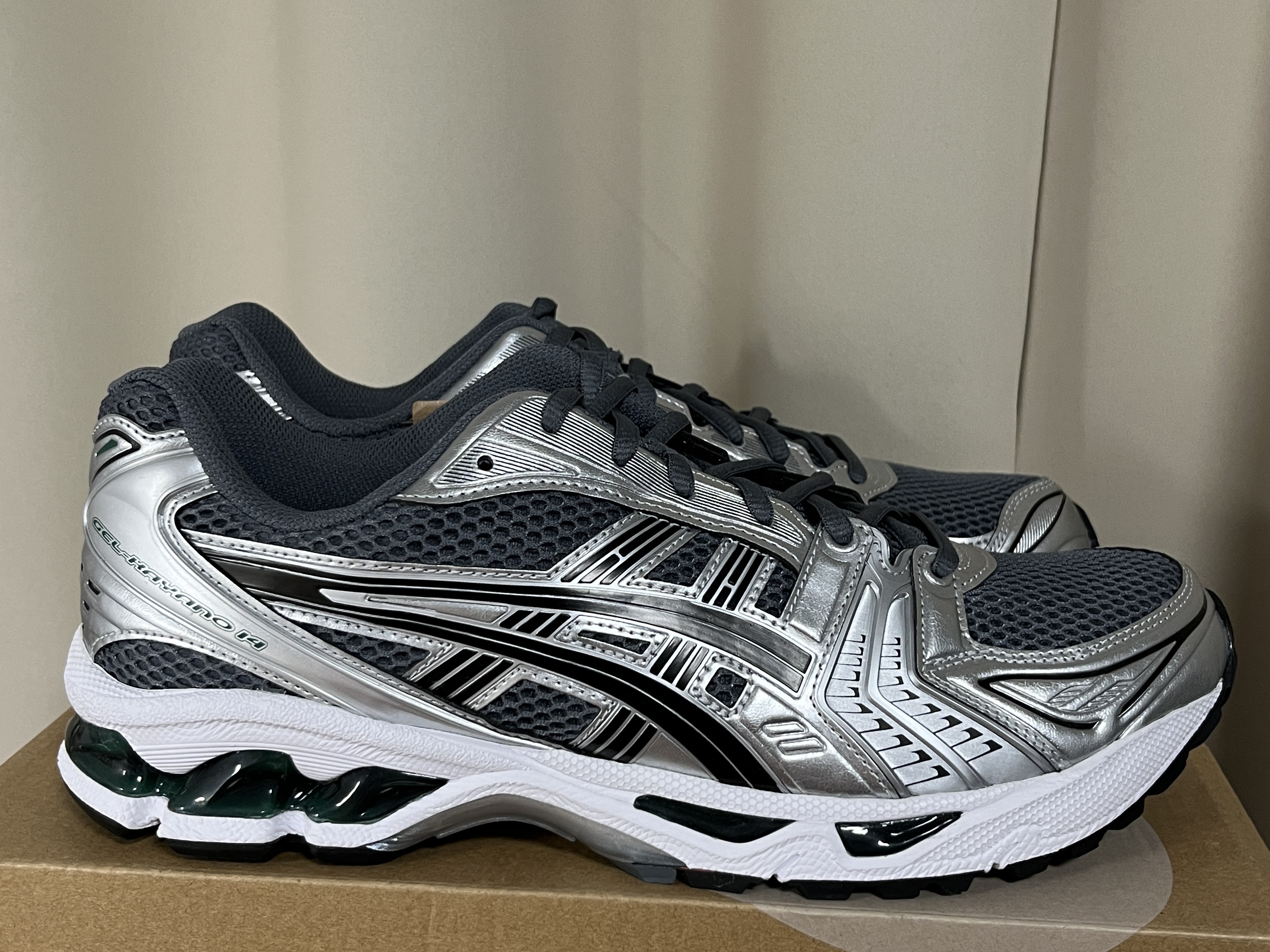 Asics Gel-Kayano 14 Metropolis Jasper Green 착용 스타일