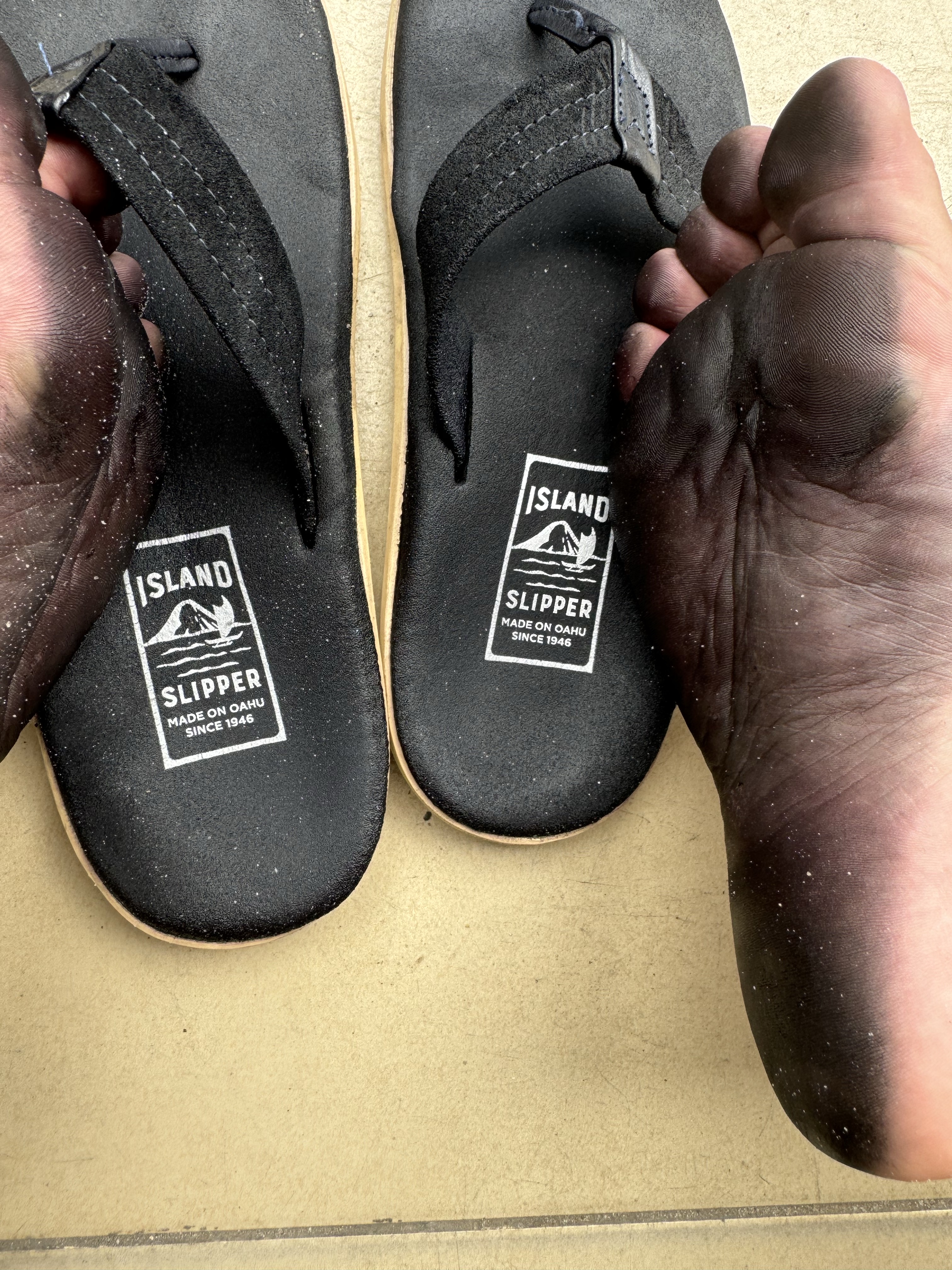 Island Slipper Classic Ultimate Suede Navy 착용 스타일 - 1