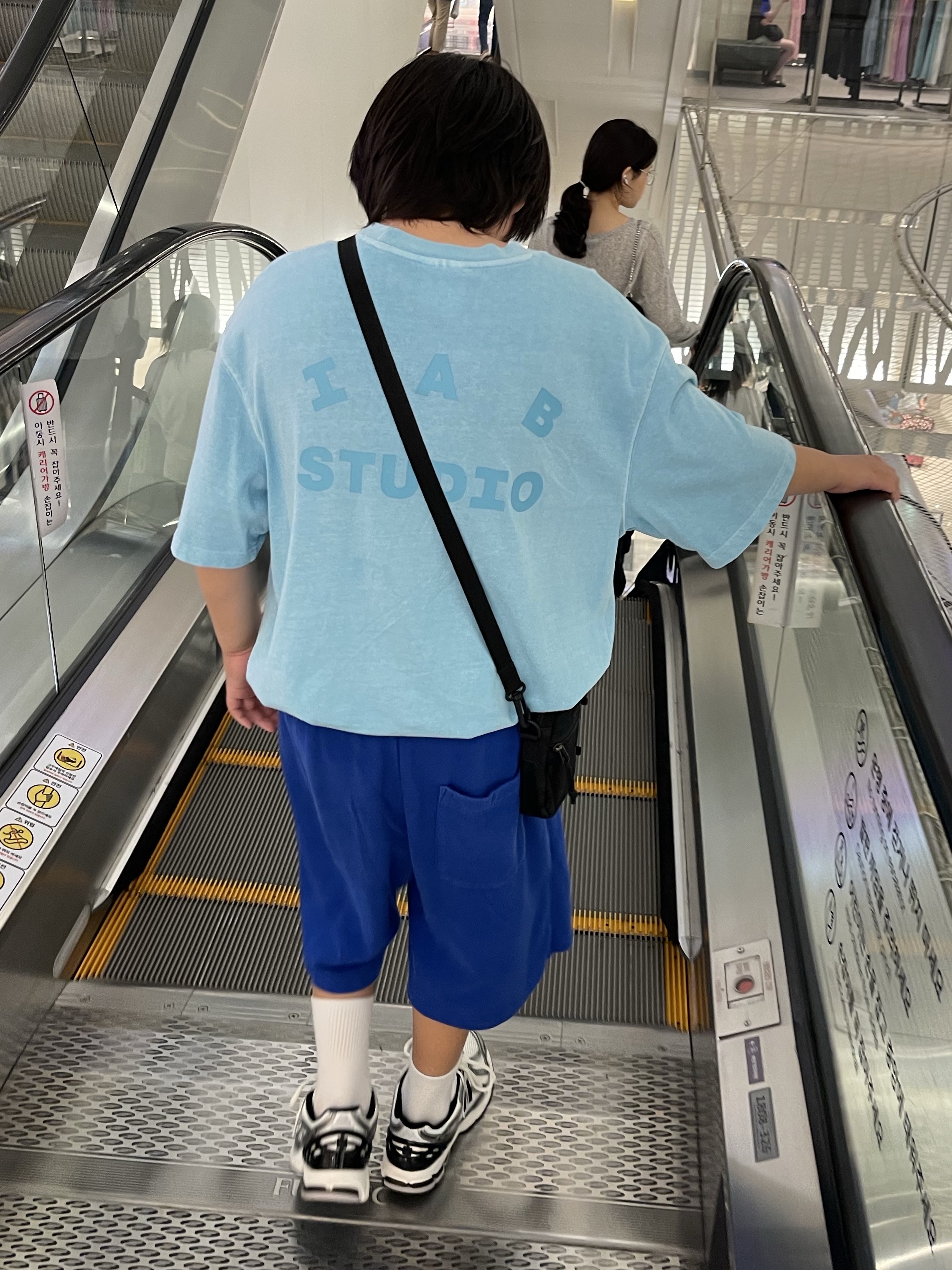 New Balance 1906R Silver Metallic Black, IAB Studio Pigment T-Shirt Cyan 착용 스타일 - 7