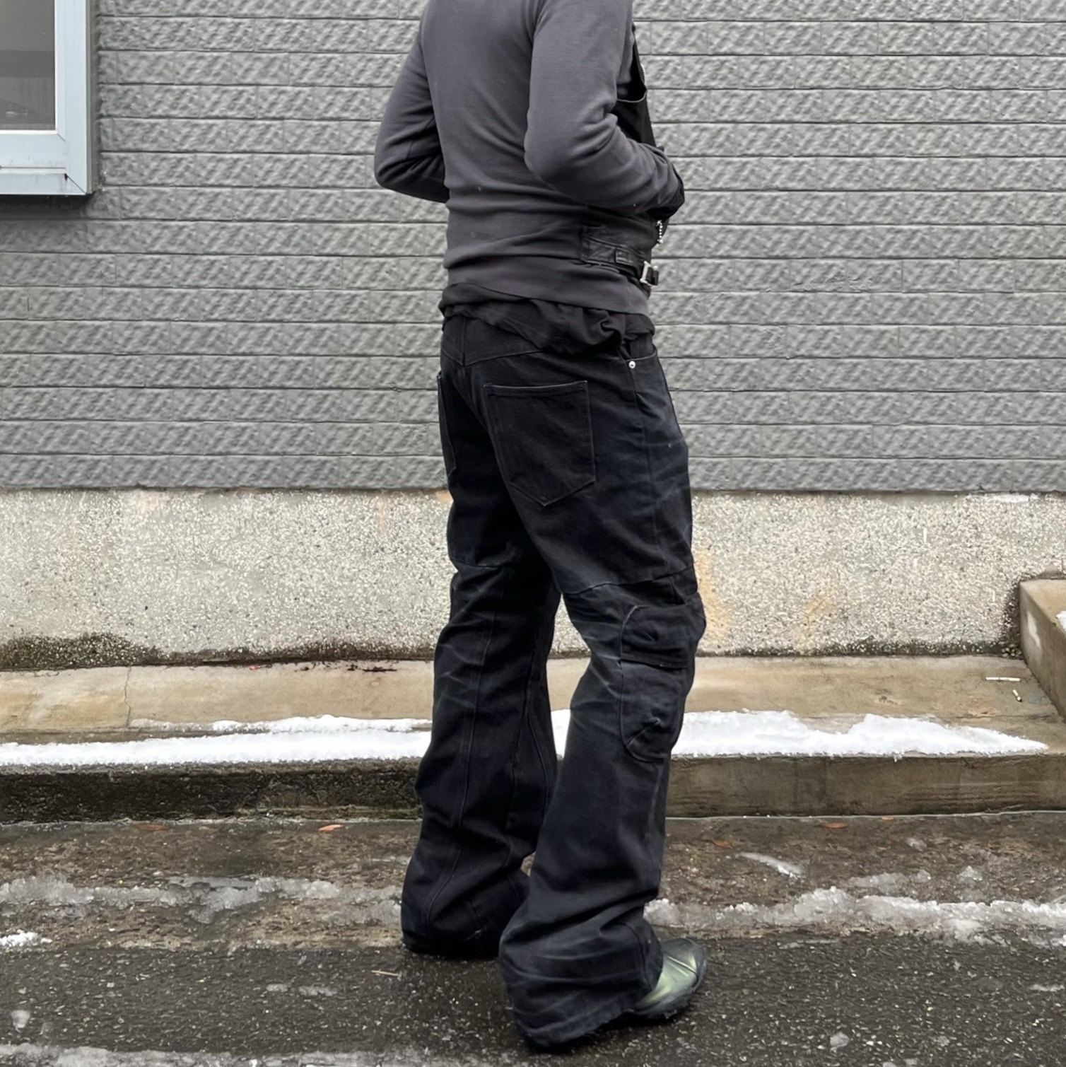 Ecrzn Oval Pocket Denim Pants Washed Black 착용 스타일 - 1