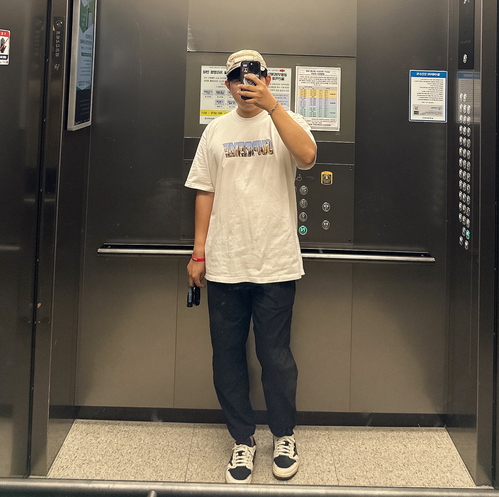 Supreme Military Camp Cap Stone Camo - 23SS, Supreme Gotham T-Shirt White - 23FW 착용 스타일