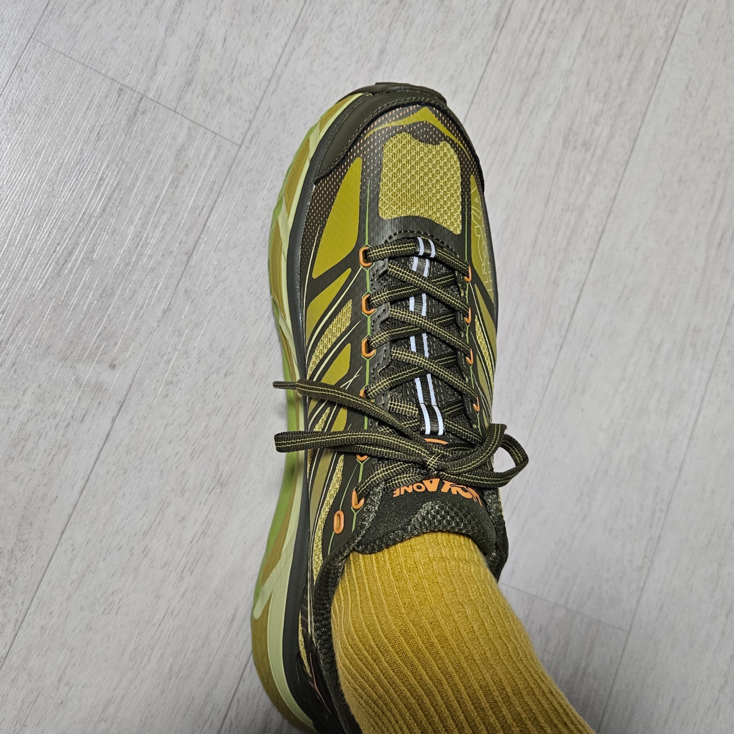 Hoka Mafate Speed 2 Dark Olive Golden Lichen 착용 스타일