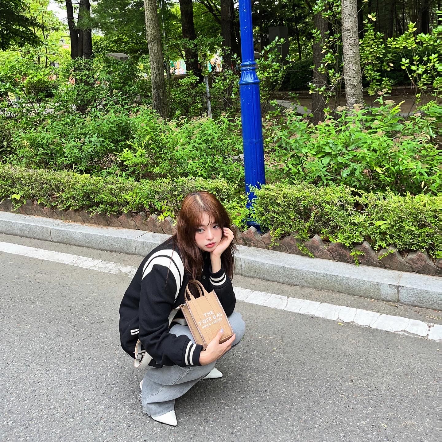 (W) Saint Laurent Teddy Jacket in Wool Black, Marc Jacobs The Jaquard Crossbody Tote Bag Warm Sand 착용 스타일 - 2