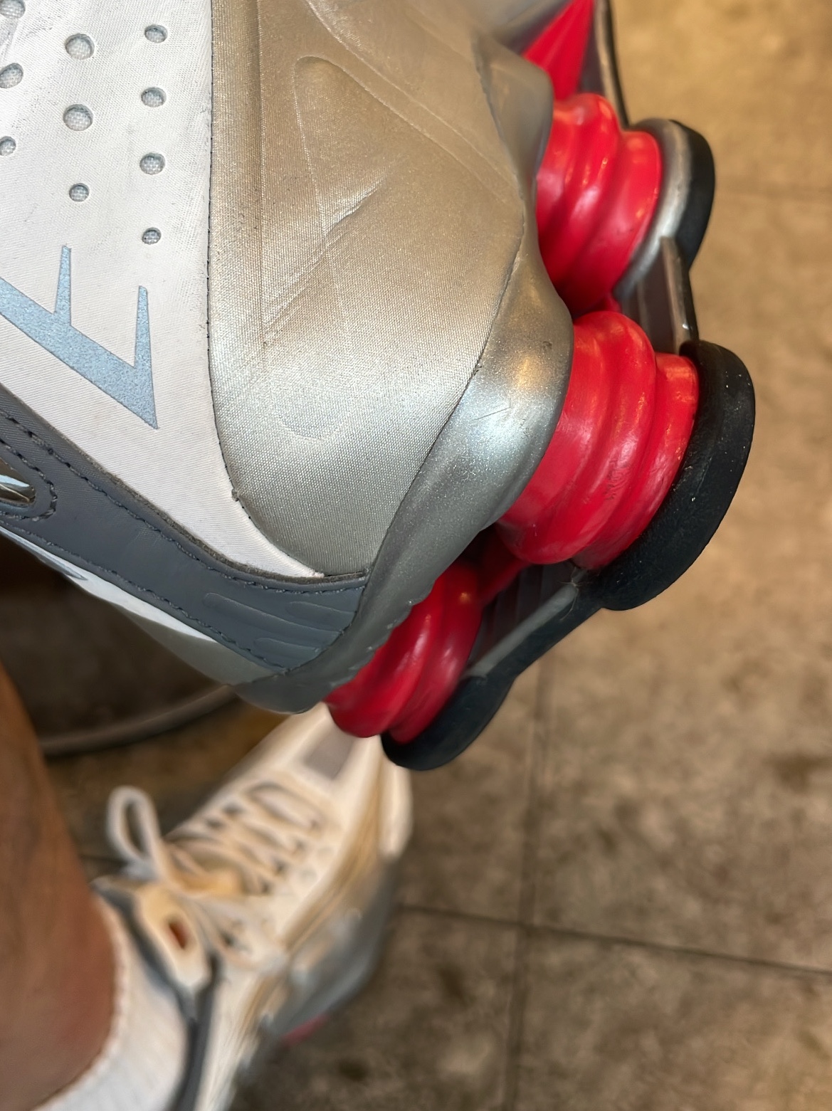 Nike Shox R4 Metallic Silver Comet Red 착용 스타일