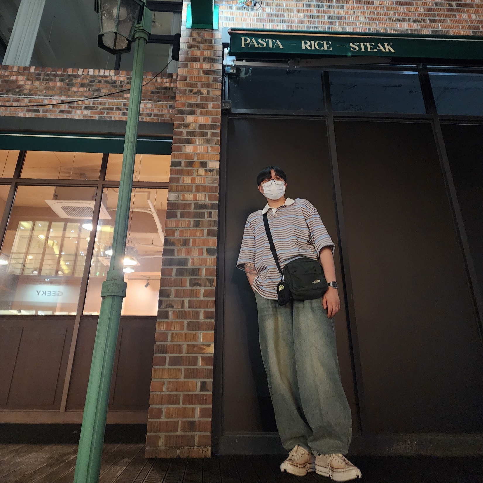 Converse x Feng Chen Wang Chuck 70 Ox 2-in-1 Brown Rice, Gentle Monster Jeff 01 Black 착용 스타일 - 4