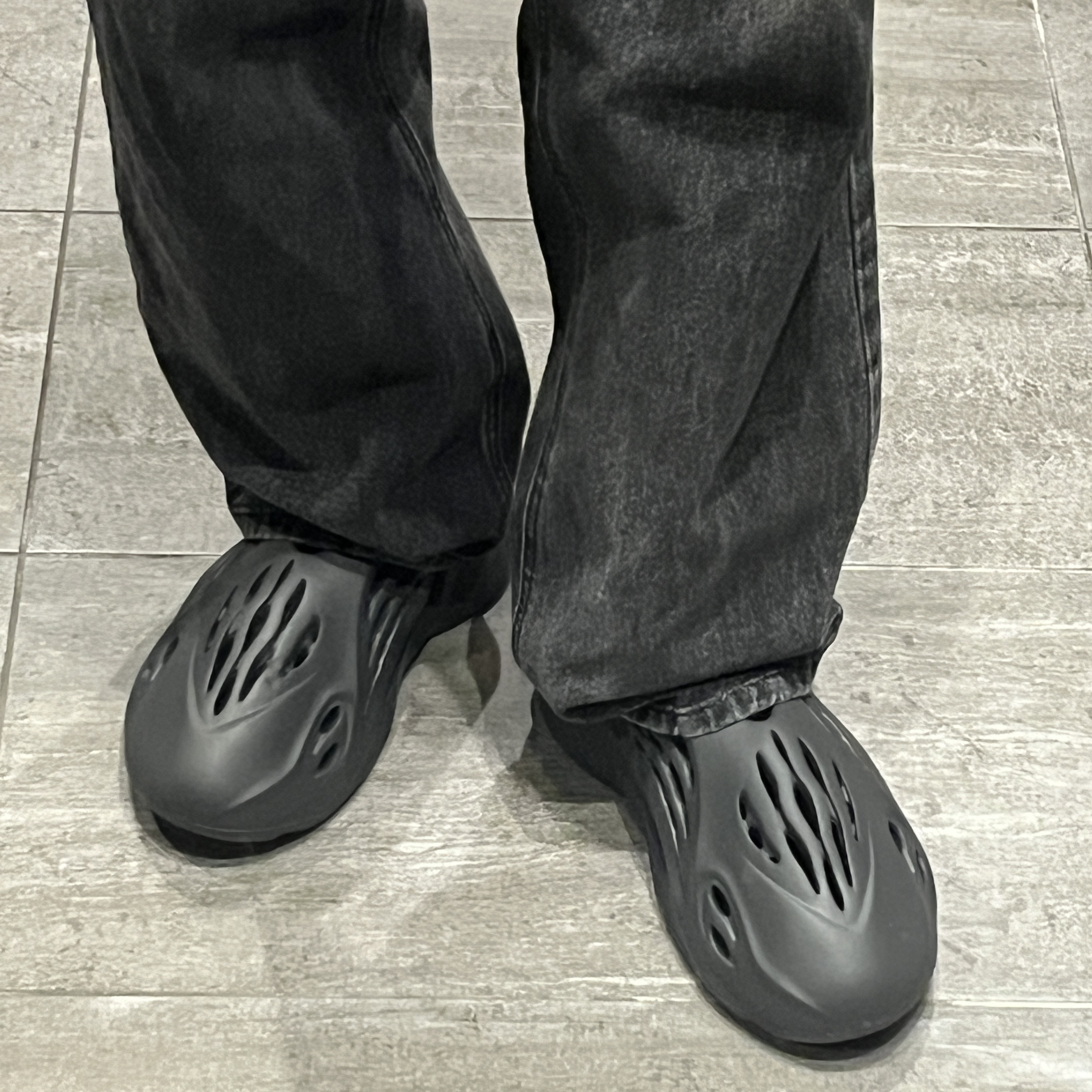 Adidas Yeezy Foam RNNR Onyx 착용 스타일