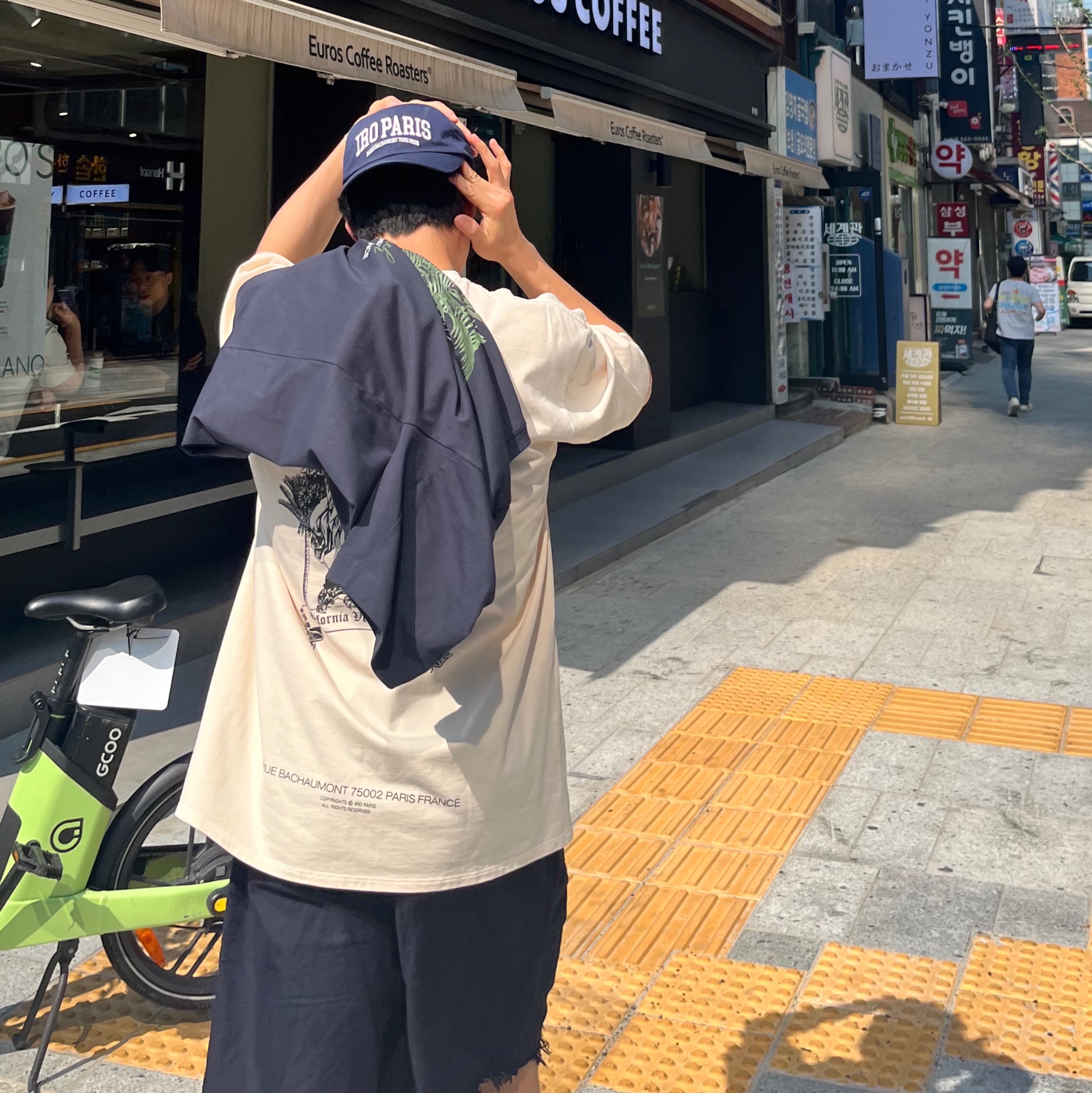 Iro Club De Paris Edition Cotton Ball Cap Navy, Iro Palmtree Graphic Semi Over Cotton T-Shirt Beige 착용 스타일 - 4