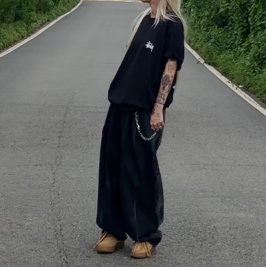 Stussy Melted T-Shirt Black, (GS) Nike Air Force 1 LV8 3 Wheat 착용 스타일