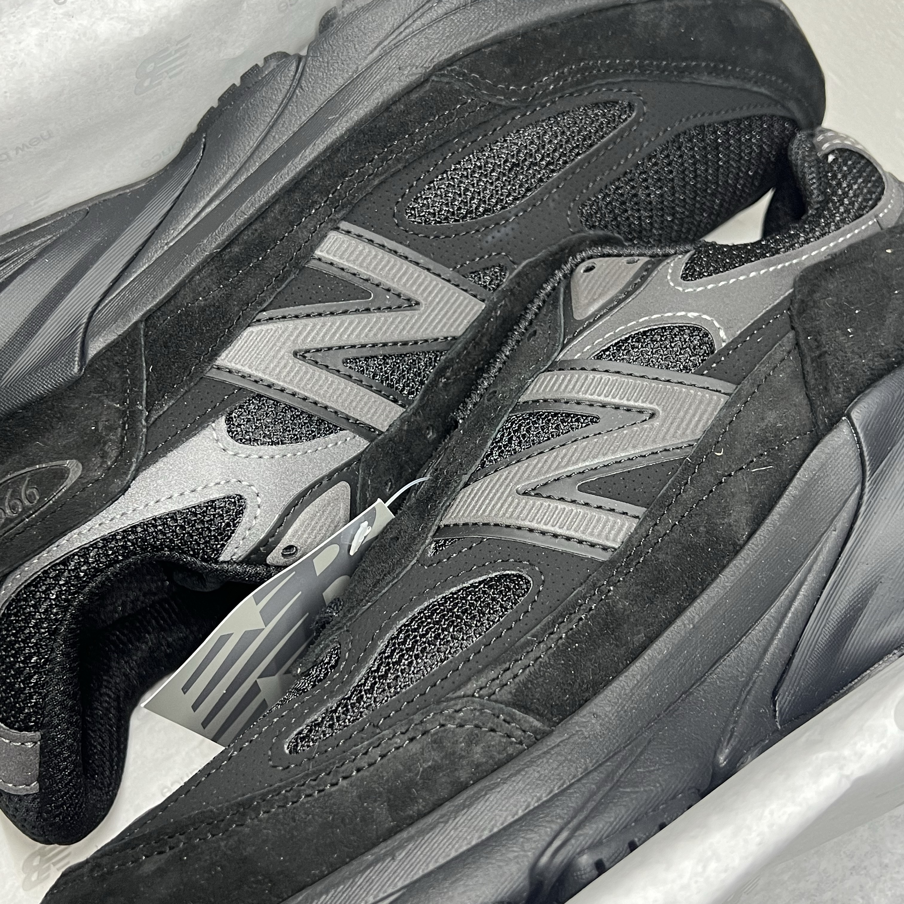 New Balance 990v6 Made in USA Triple Black - D Standard, New Balance 990v4 Made in USA Navy Silver 착용 스타일 - 1