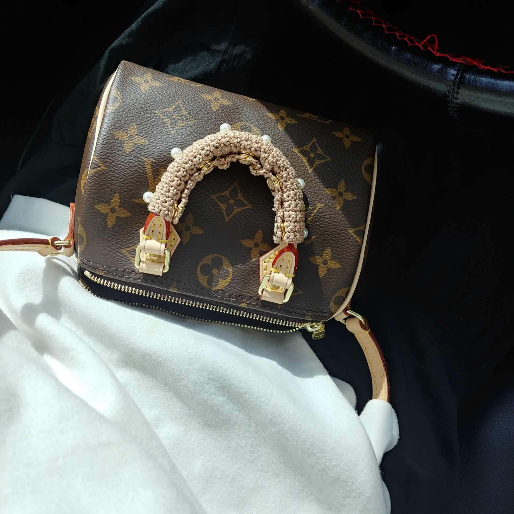 Louis Vuitton Nano Speedy Monogram 착용 스타일